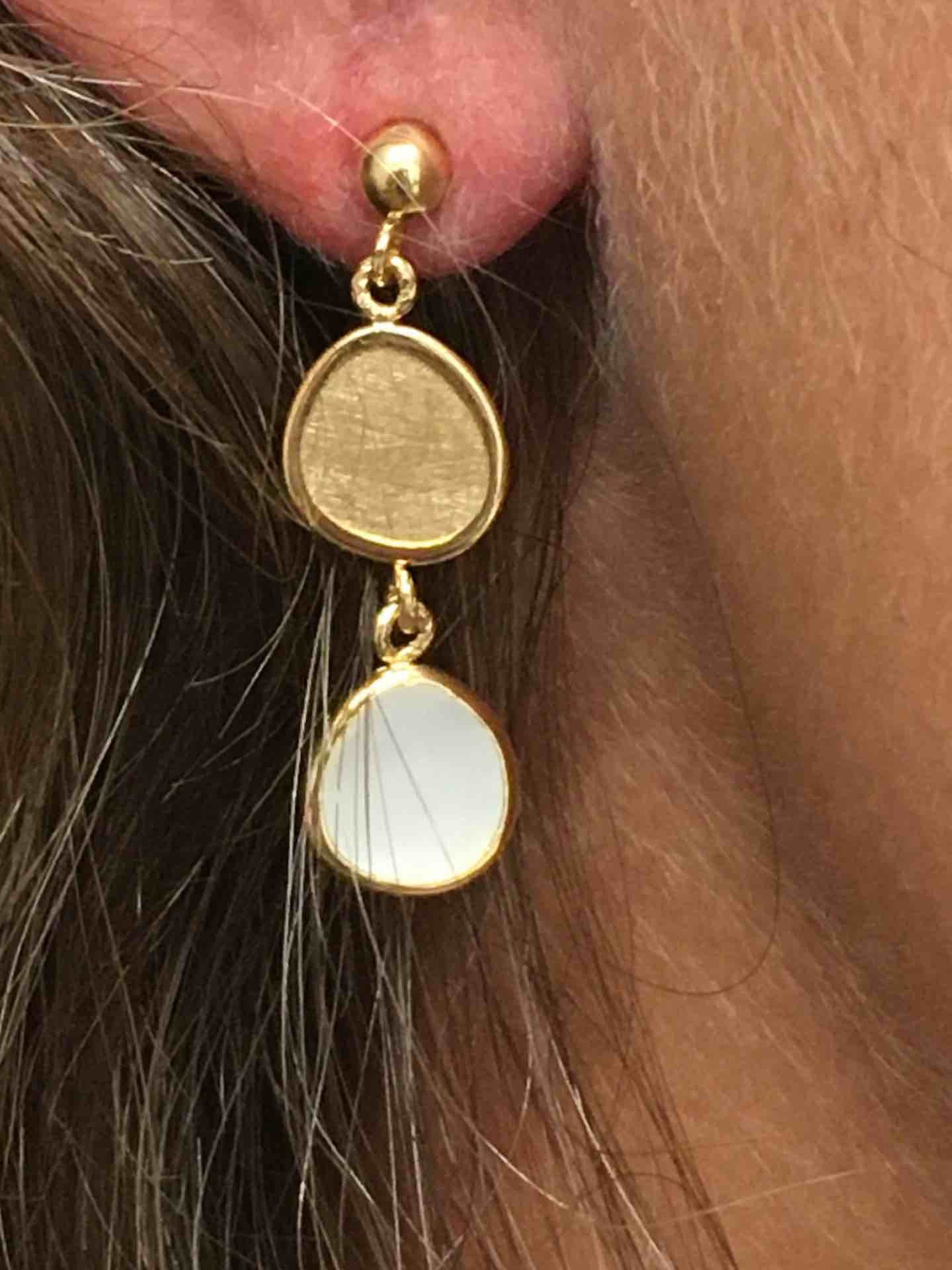 Pendientes largos SERENAY oro amarillo de 18 kilates y nácar - Roman Joyero
