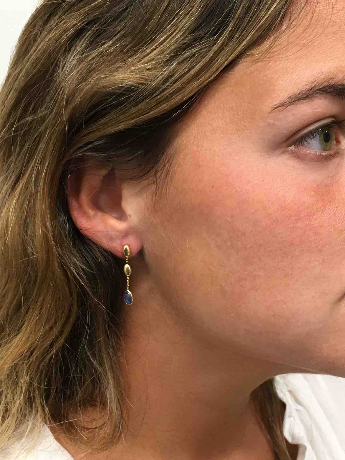 Pendientes con zafiros YELDA en oro amarillo de 18 kilates - Roman Joyero