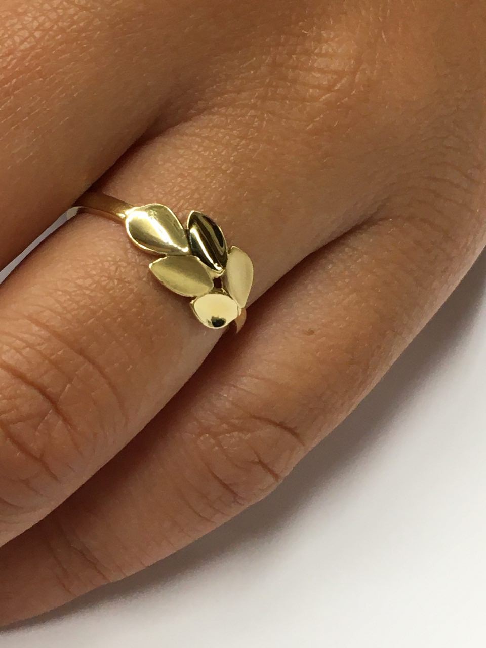 Anillo MELIKE en oro amarillo 18 ktes con hojas mate y brillo - Roman Joyero