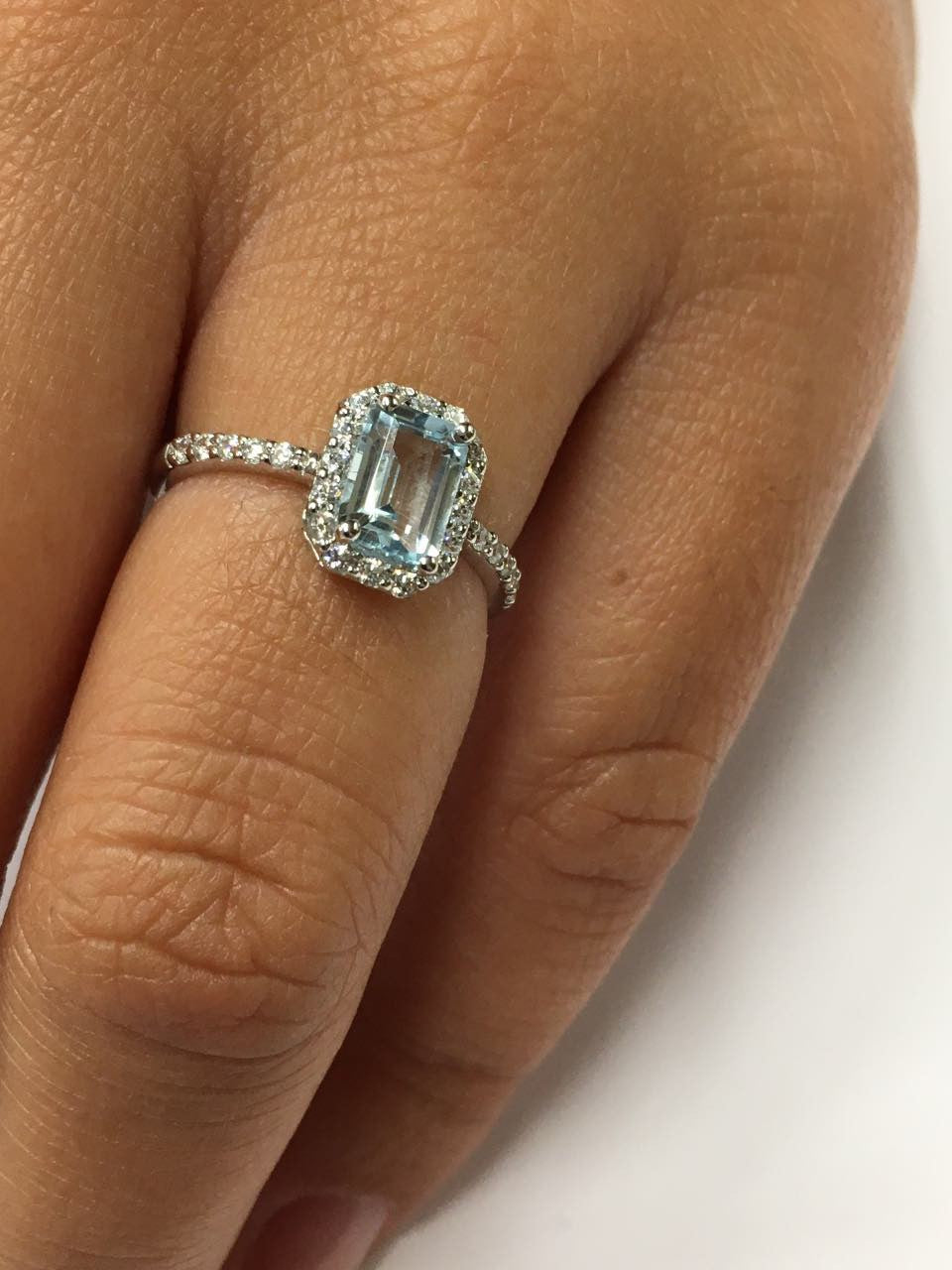 Anillo SEYFI oro blanco con circonitas y centro aguamarina - Roman Joyero