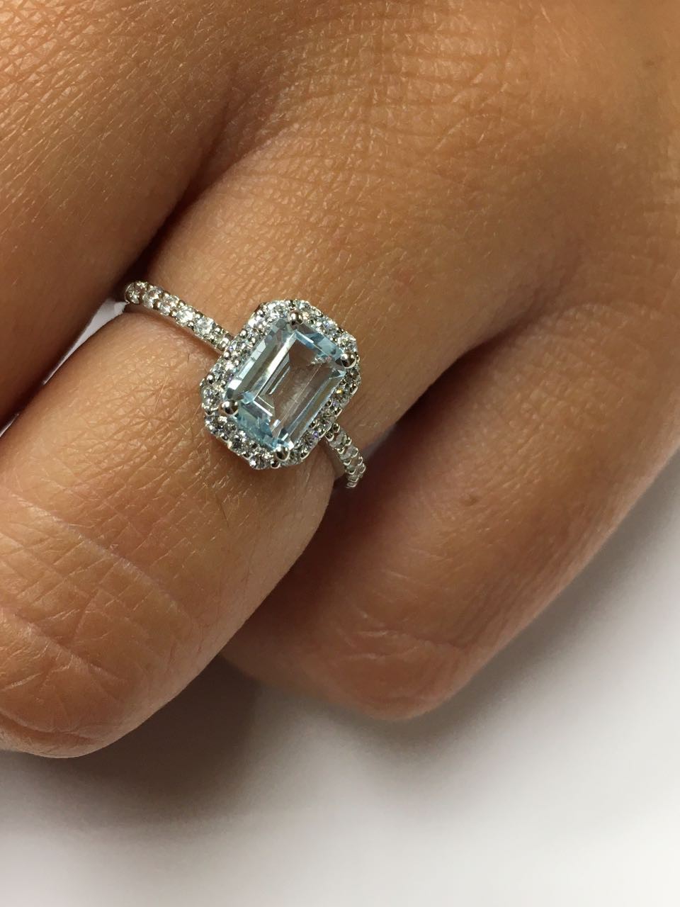 Anillo SEYFI oro blanco con circonitas y centro aguamarina - Roman Joyero