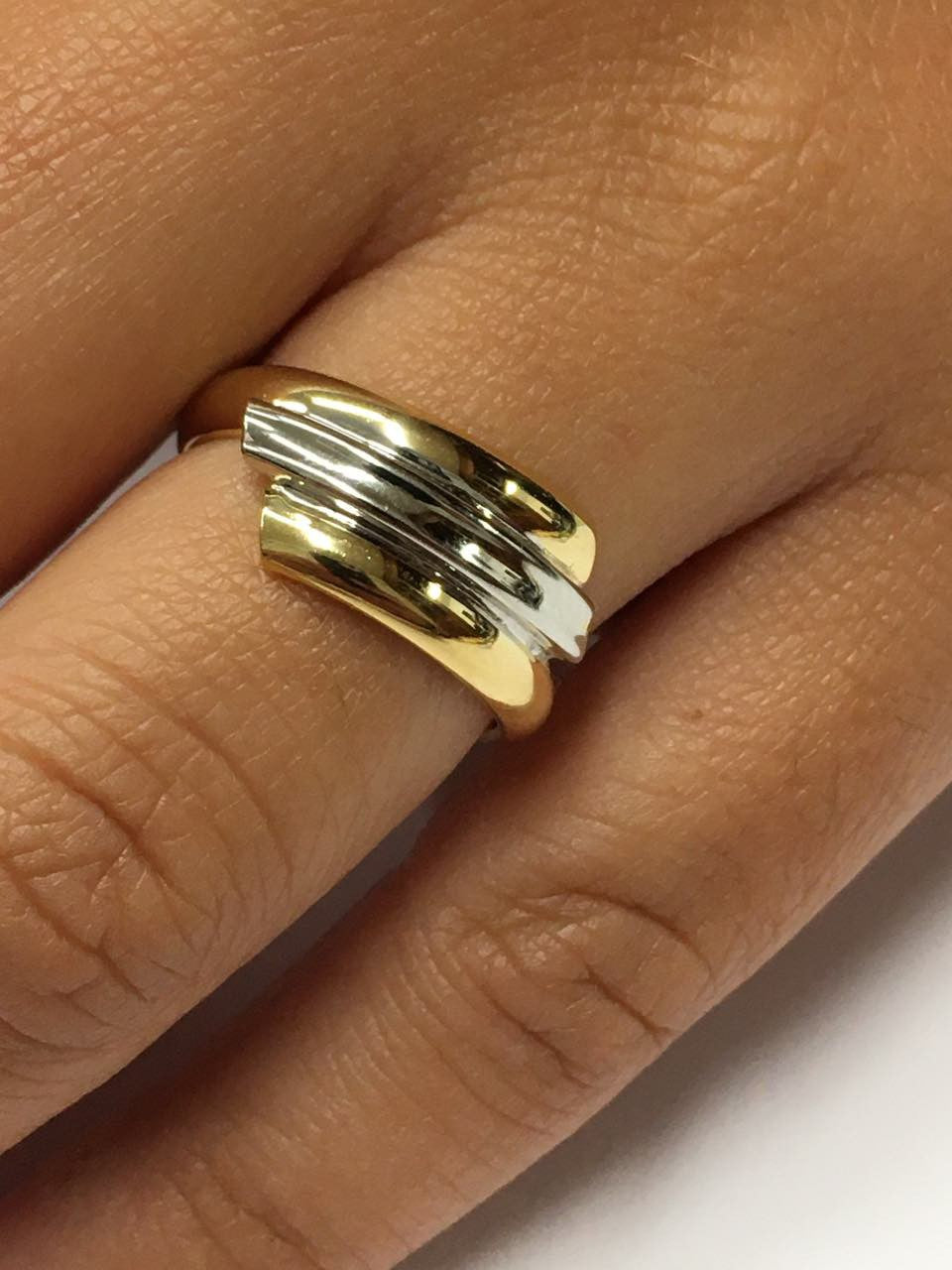 Anillo ligero AYFER en oro amarillo de 18 kilates y blanco - Roman Joyero