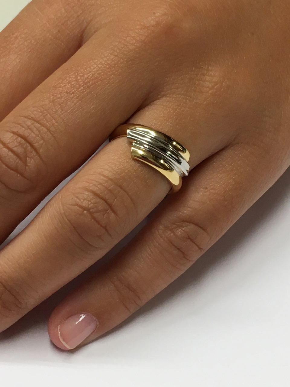 Anillo ligero AYFER en oro amarillo de 18 kilates y blanco - Roman Joyero