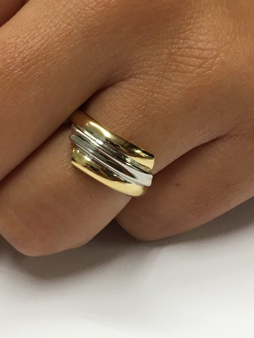 Anillo ligero AYFER en oro amarillo de 18 kilates y blanco - Roman Joyero