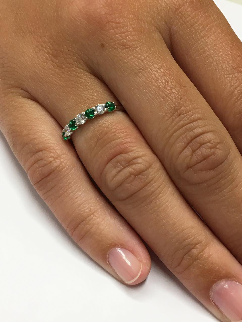 Anillo alianza ALTAN oro blanco circonitas y cuarzos verdes.