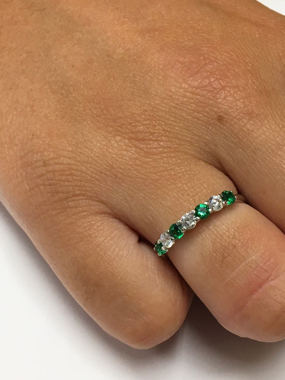 Anillo alianza ALTAN oro blanco circonitas y cuarzos verdes.