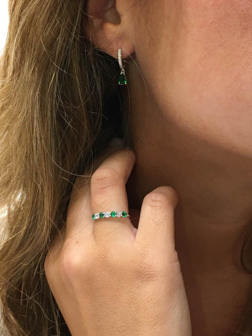 Anillo alianza ALTAN oro blanco circonitas y cuarzos verdes.