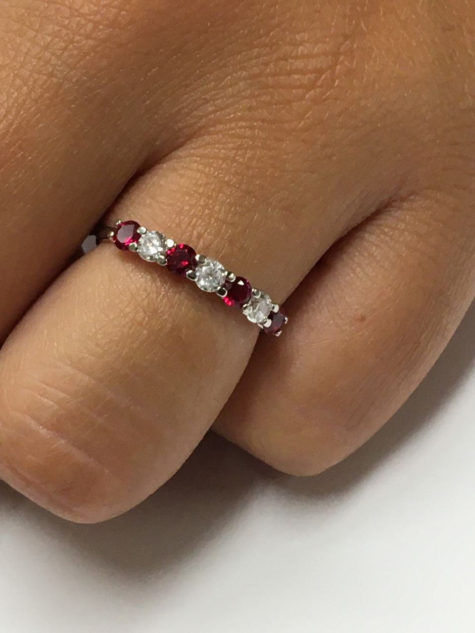 Anillo AKIN alianza oro blanco circonitas y cuarzos rojos. - Roman Joyero