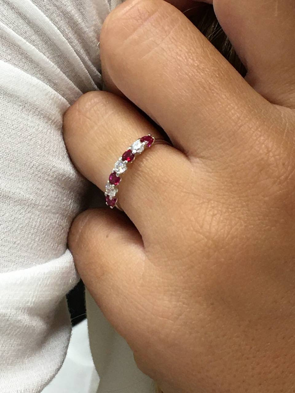 Anillo AKIN alianza oro blanco circonitas y cuarzos rojos. - Roman Joyero