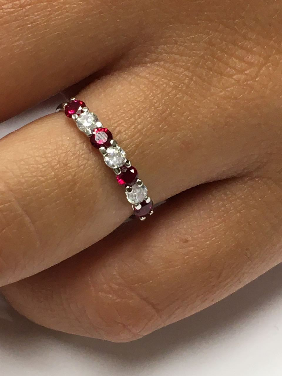 Anillo AKIN alianza oro blanco circonitas y cuarzos rojos. - Roman Joyero