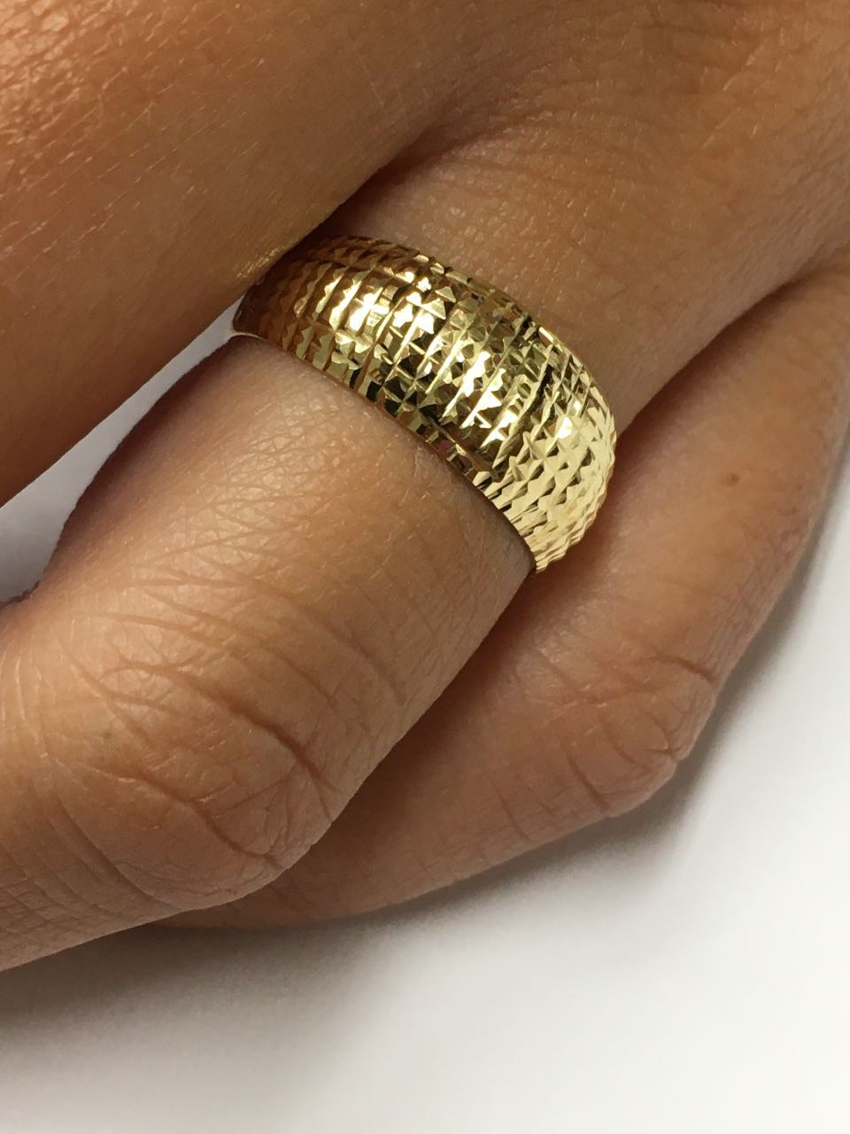 Anillo ligero SONKAN en oro amarillo de 18 kilates con relieve - Roman Joyero