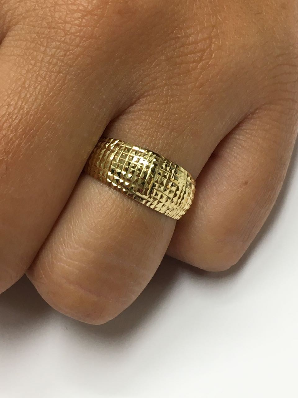 Anillo ligero SONKAN en oro amarillo de 18 kilates con relieve - Roman Joyero