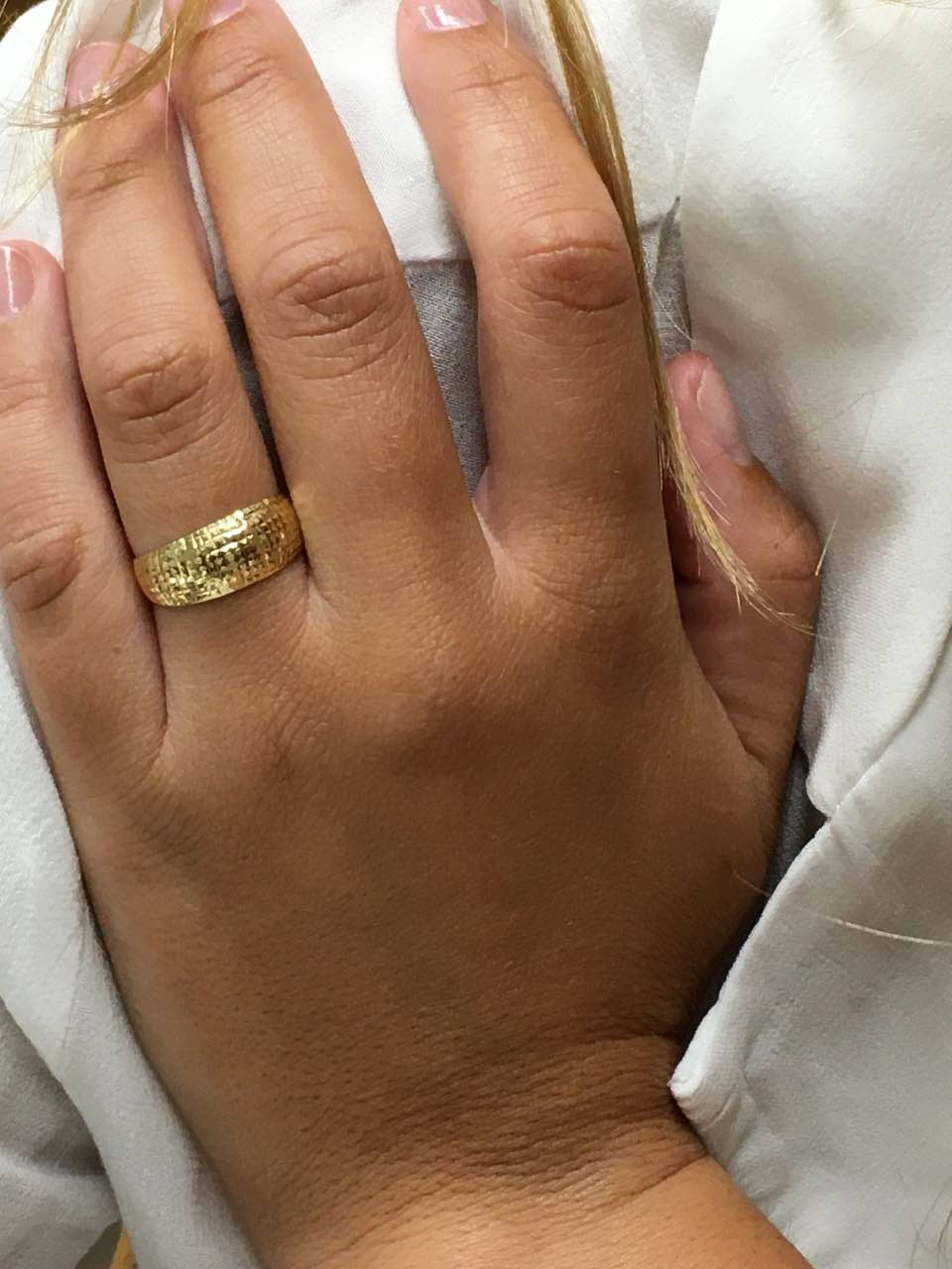 Anillo ligero SONKAN en oro amarillo de 18 kilates con relieve - Roman Joyero