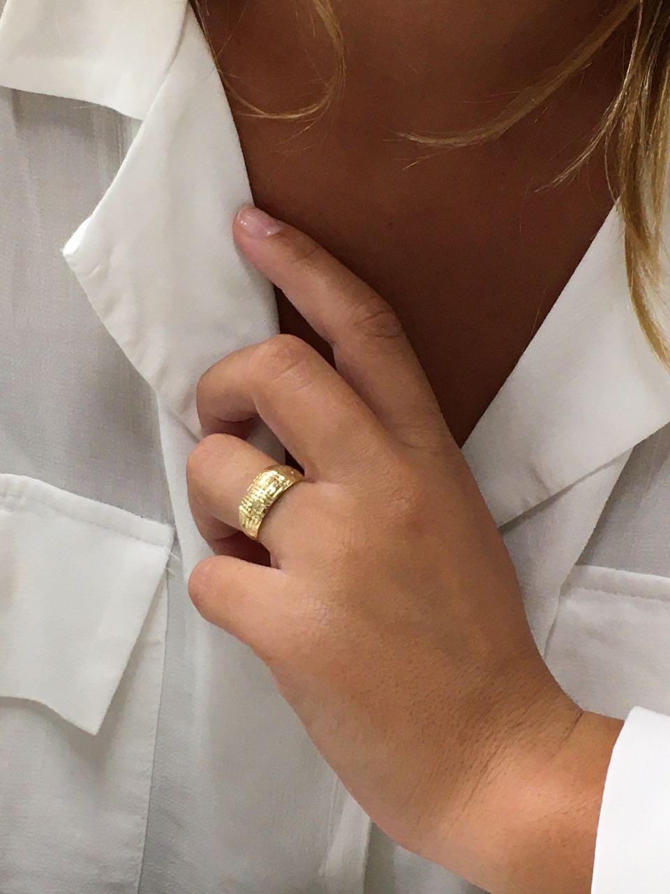 Anillo ligero SONKAN en oro amarillo de 18 kilates con relieve - Roman Joyero