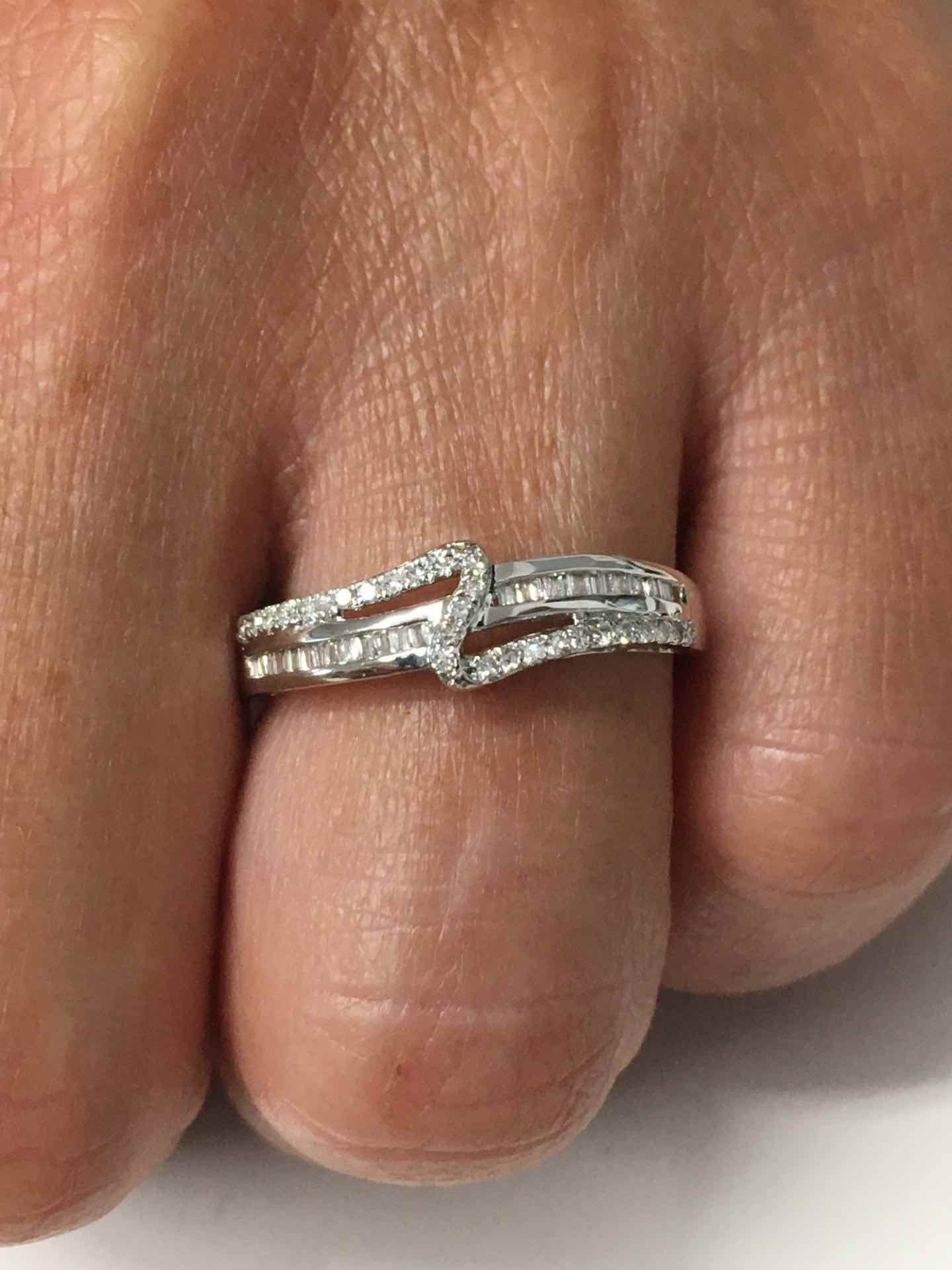 Anillo ATLAS en oro blanco de 18 kts con brillantes y baguettes - Roman Joyero