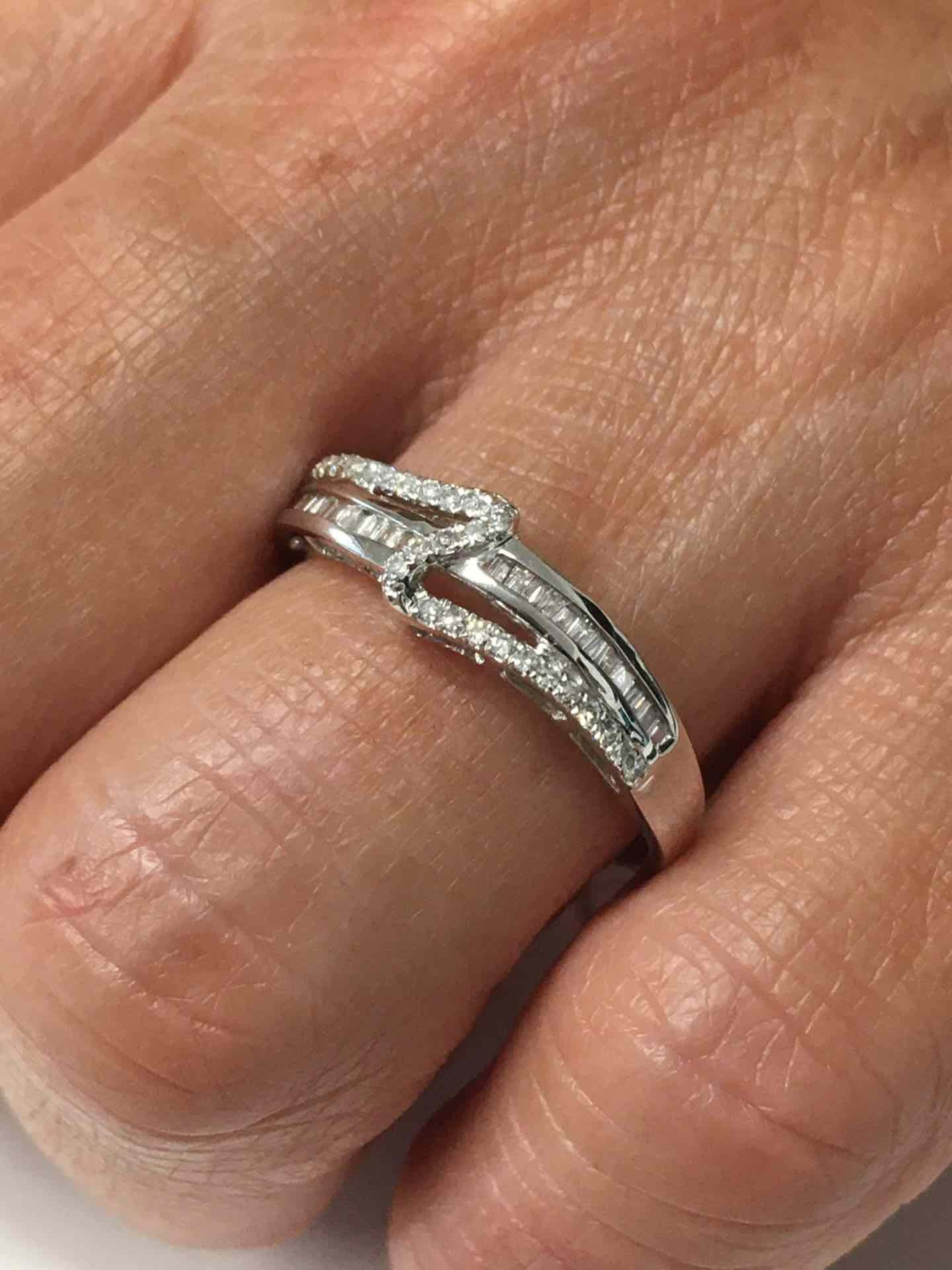 Anillo ATLAS en oro blanco de 18 kts con brillantes y baguettes - Roman Joyero