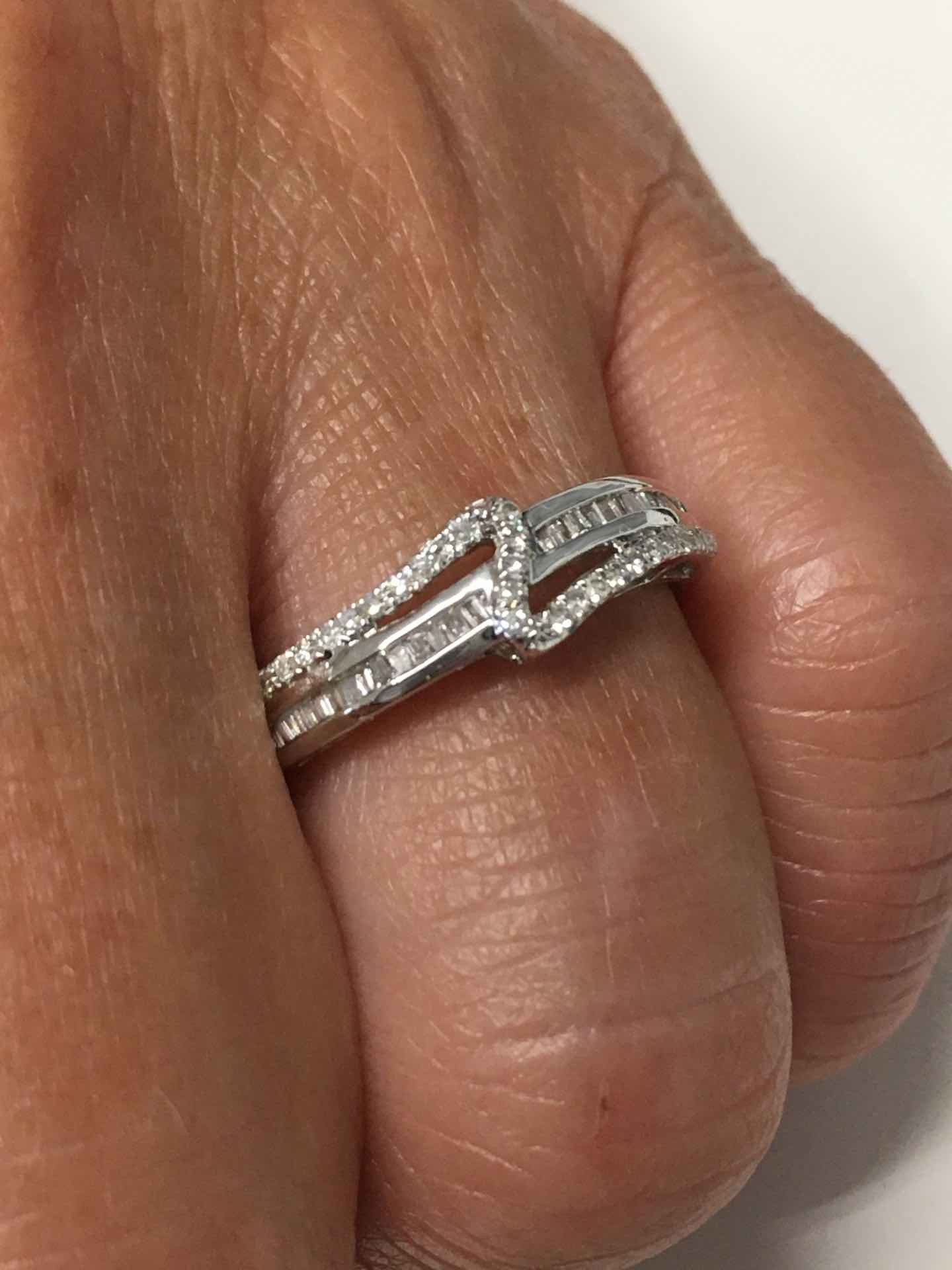 Anillo ATLAS en oro blanco de 18 kts con brillantes y baguettes - Roman Joyero
