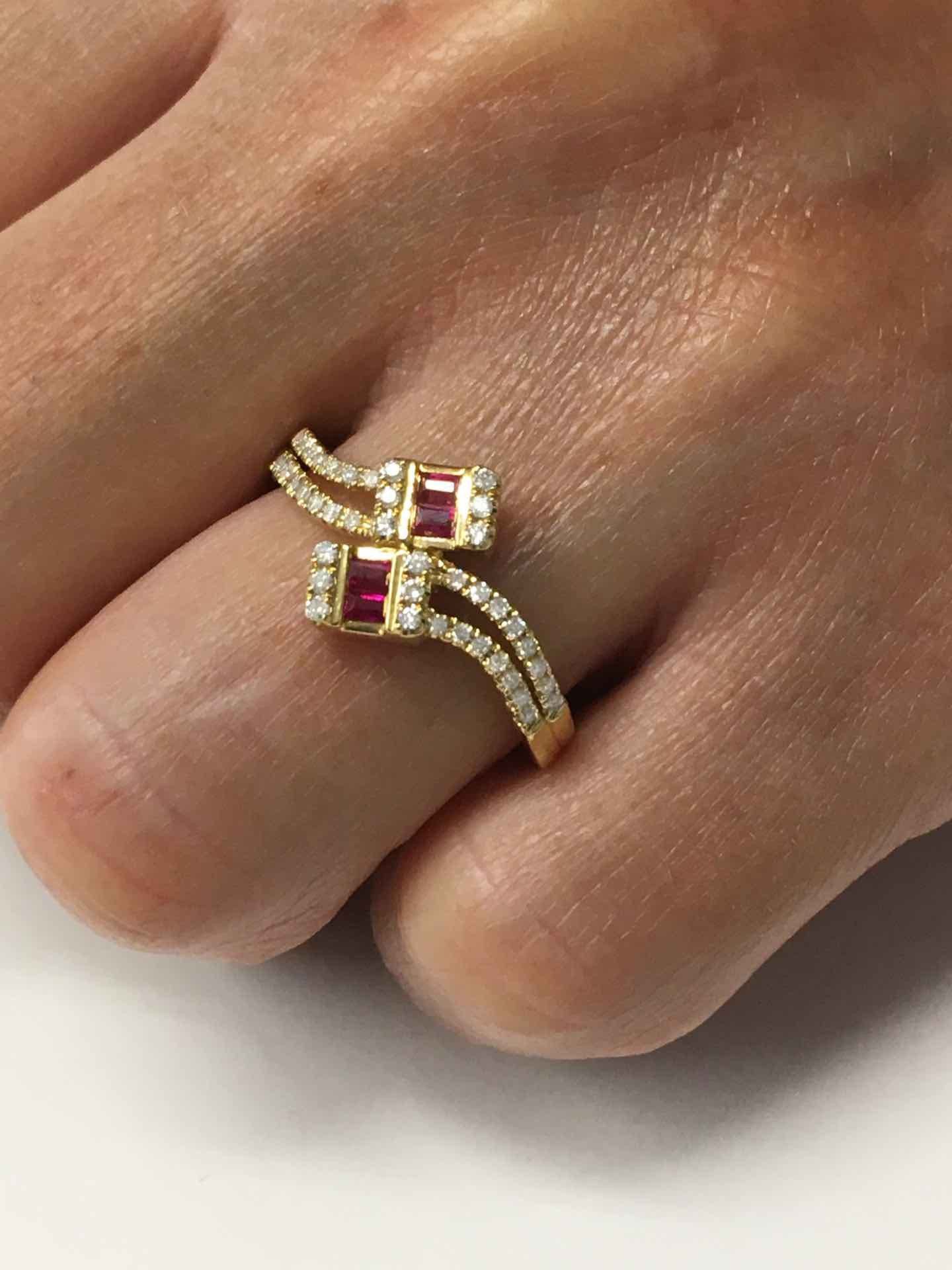 Anillo TURAN en oro amarillo de 18 kts con brillantes y rubies - Roman Joyero