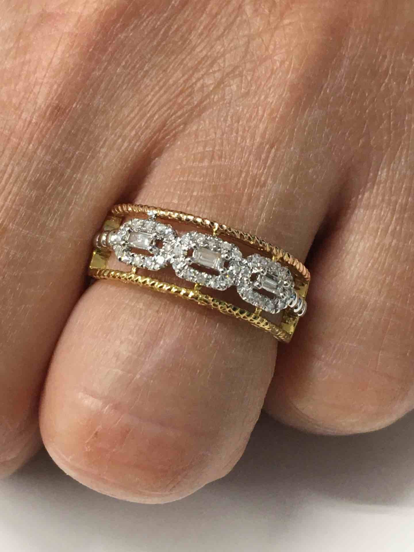 Anillo ADEM en oro de 3 colores con brillantes y baguettes - Roman Joyero