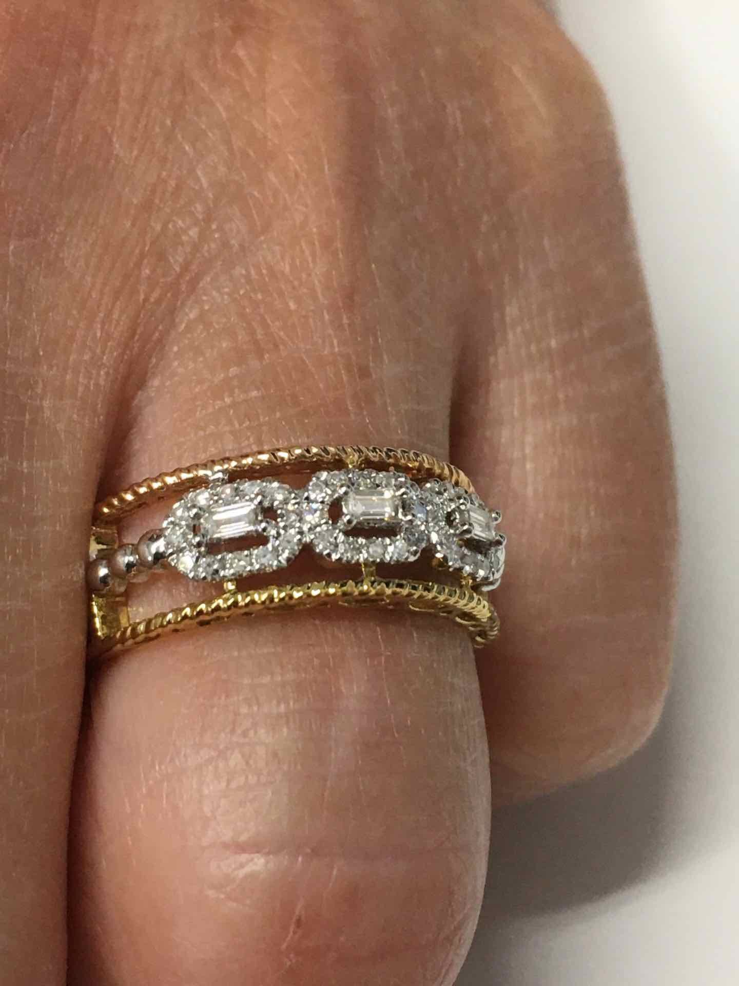 Anillo ADEM en oro de 3 colores con brillantes y baguettes - Roman Joyero
