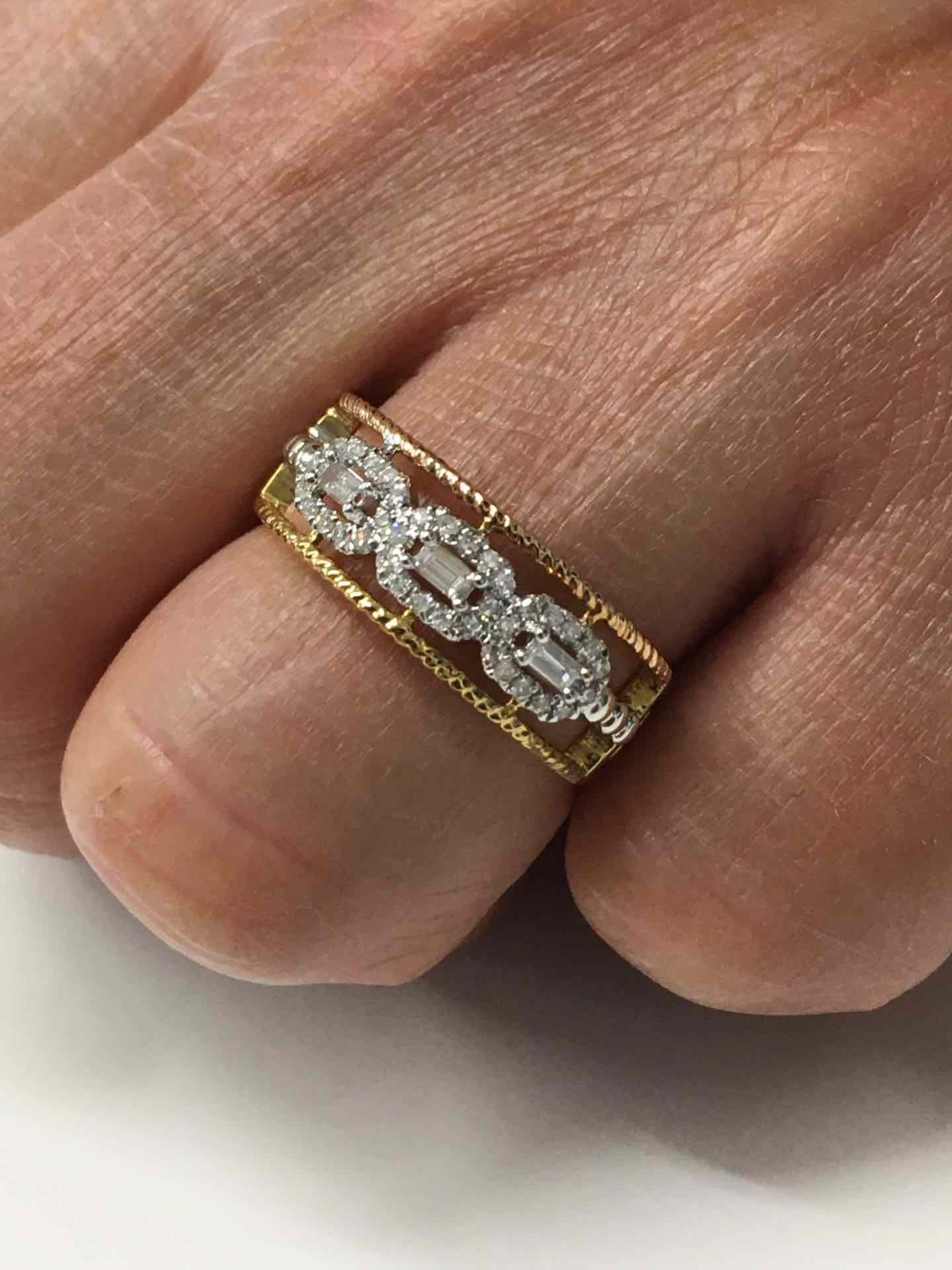 Anillo ADEM en oro de 3 colores con brillantes y baguettes - Roman Joyero