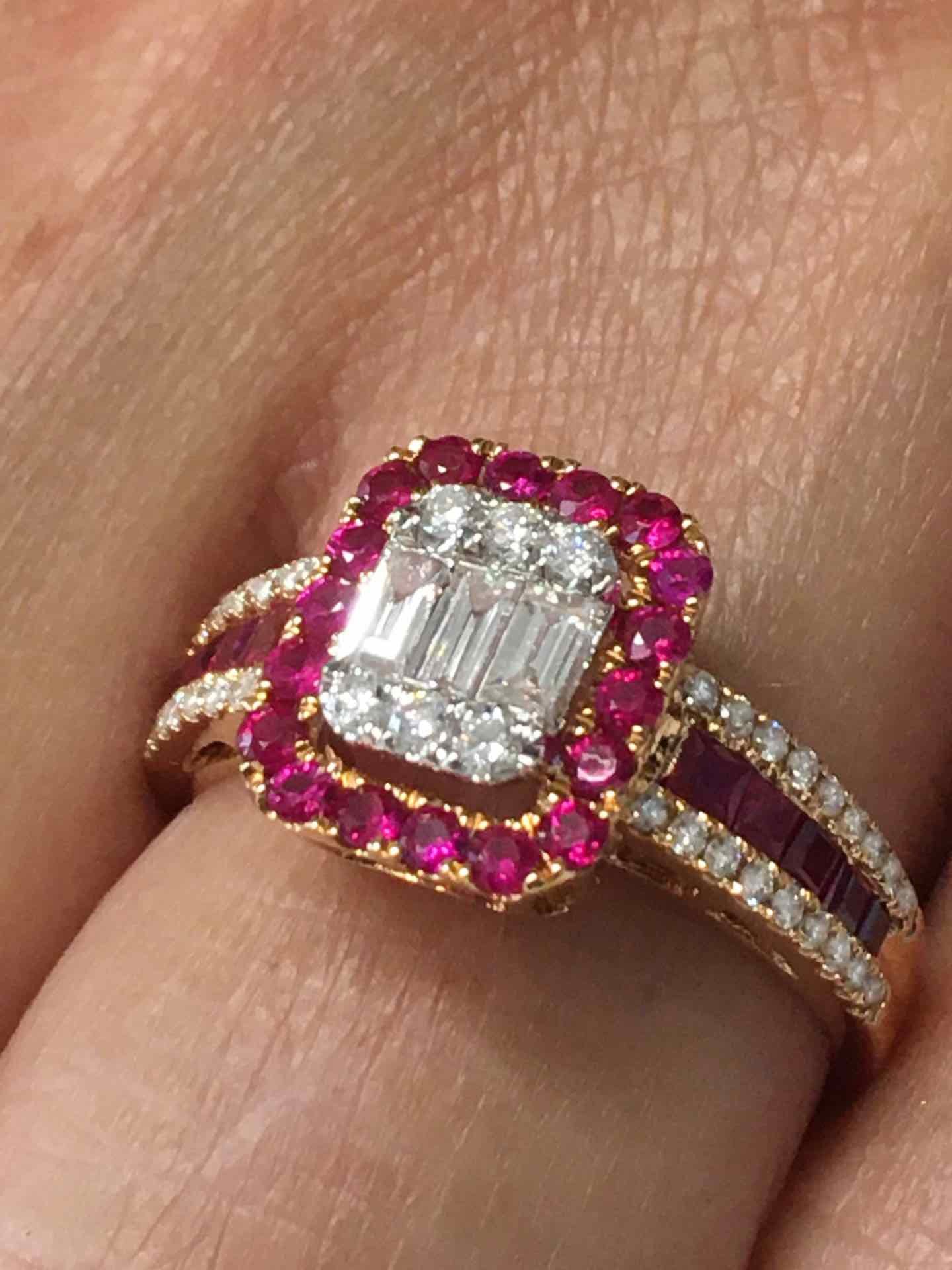 Anillo SERVAT en oro rosa con brillantes, baguettes y rubies - Roman Joyero