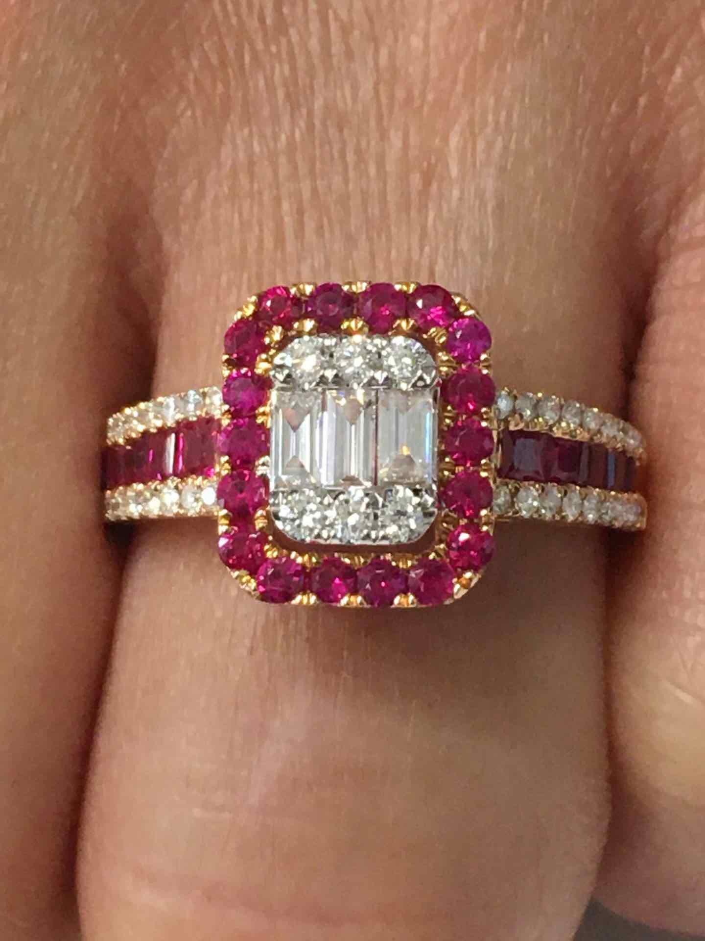 Anillo SERVAT en oro rosa con brillantes, baguettes y rubies - Roman Joyero