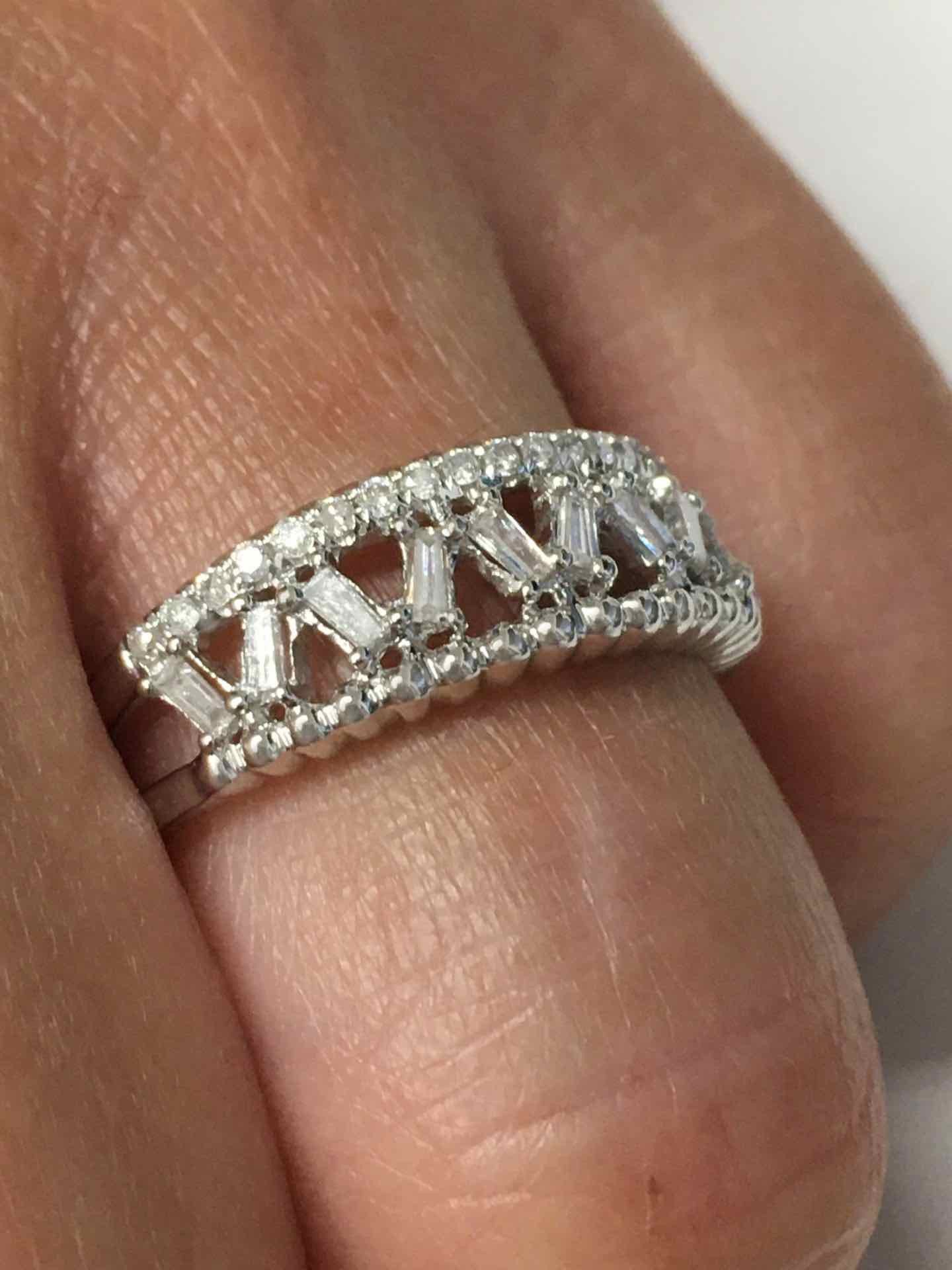 Anillo KERIM en oro blanco de 18 kts con brillantes y taipes - Roman Joyero