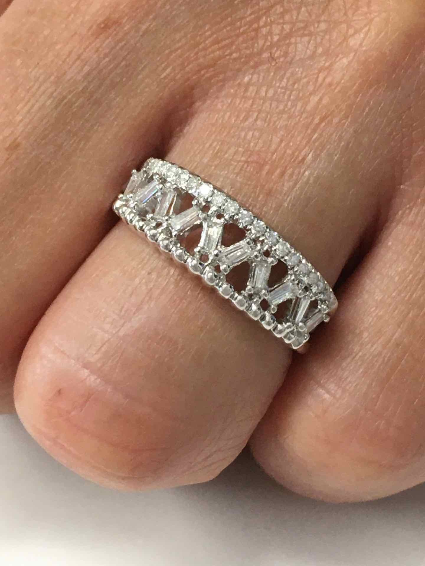 Anillo KERIM en oro blanco de 18 kts con brillantes y taipes - Roman Joyero