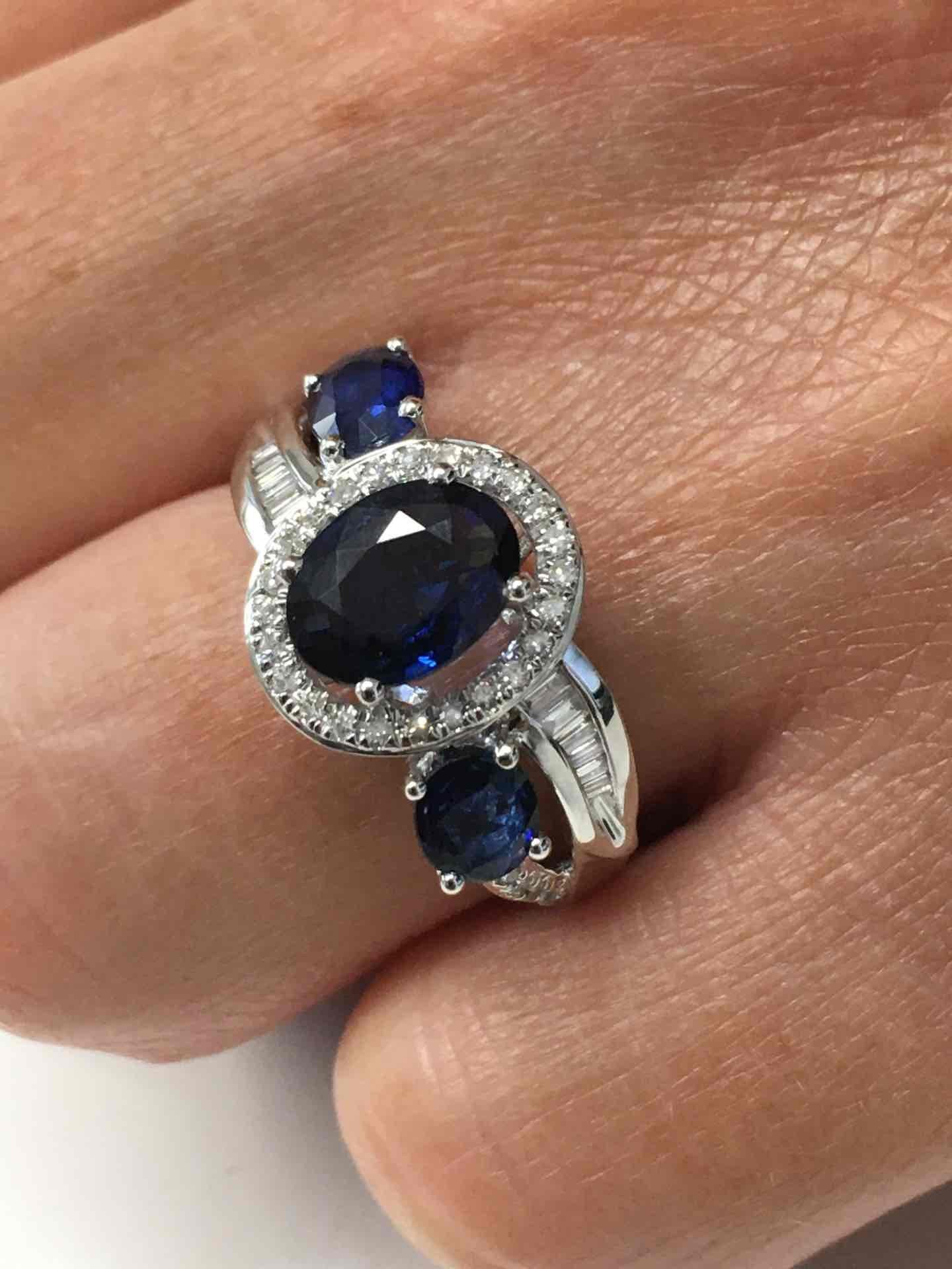 Anillo KEMAL en oro blanco de 18 kts con brillantes y zafiros - Roman Joyero