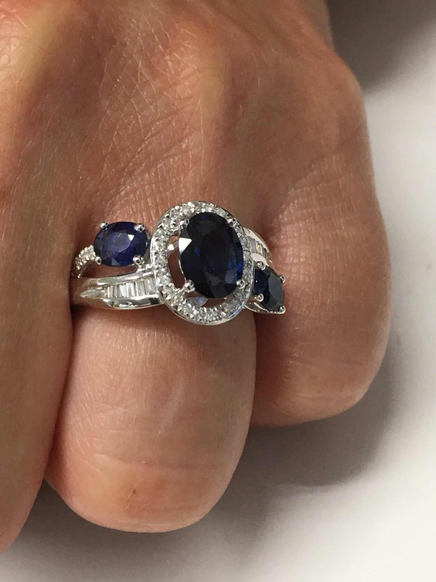 Anillo KEMAL en oro blanco de 18 kts con brillantes y zafiros - Roman Joyero