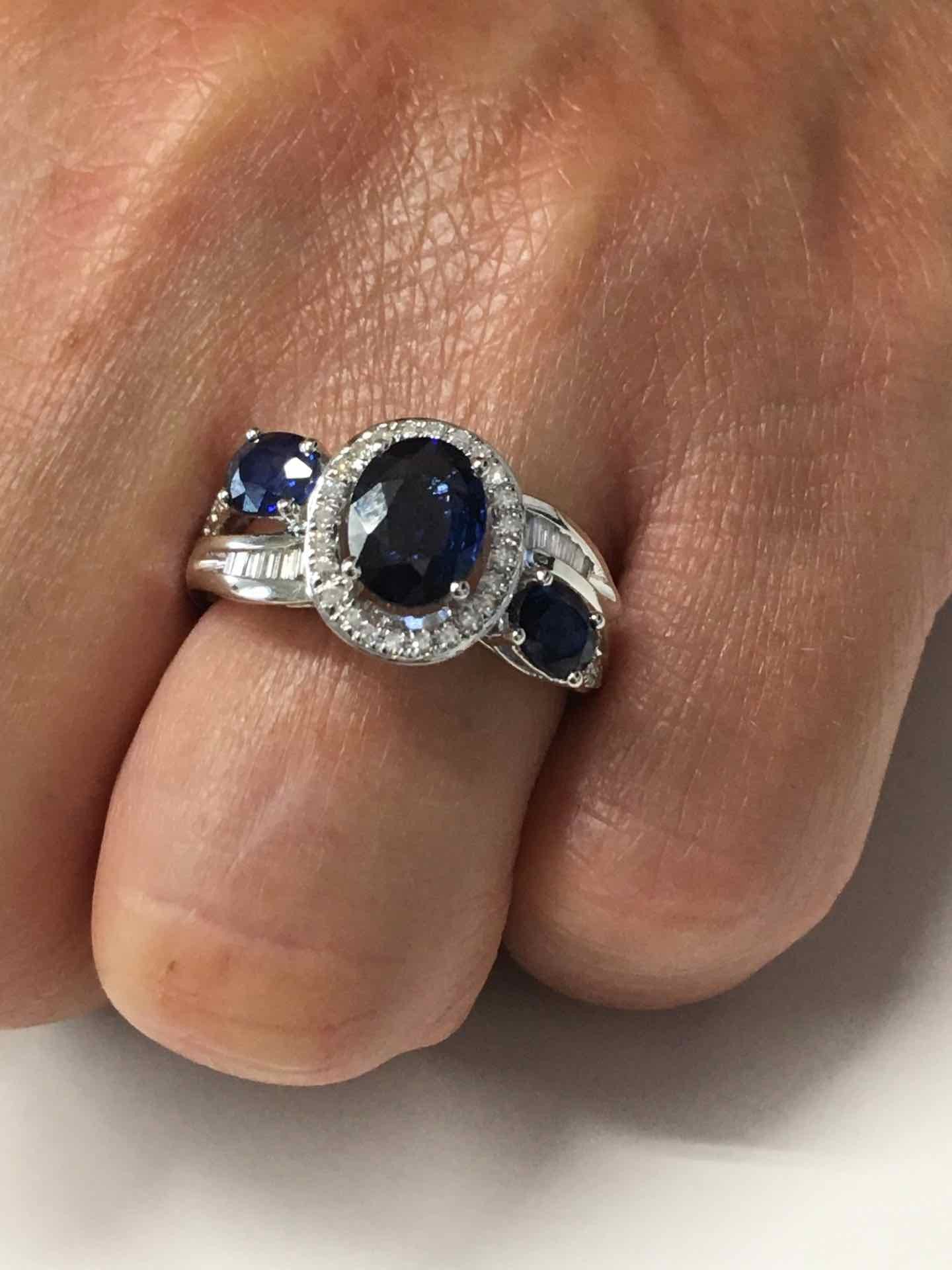 Anillo KEMAL en oro blanco de 18 kts con brillantes y zafiros - Roman Joyero