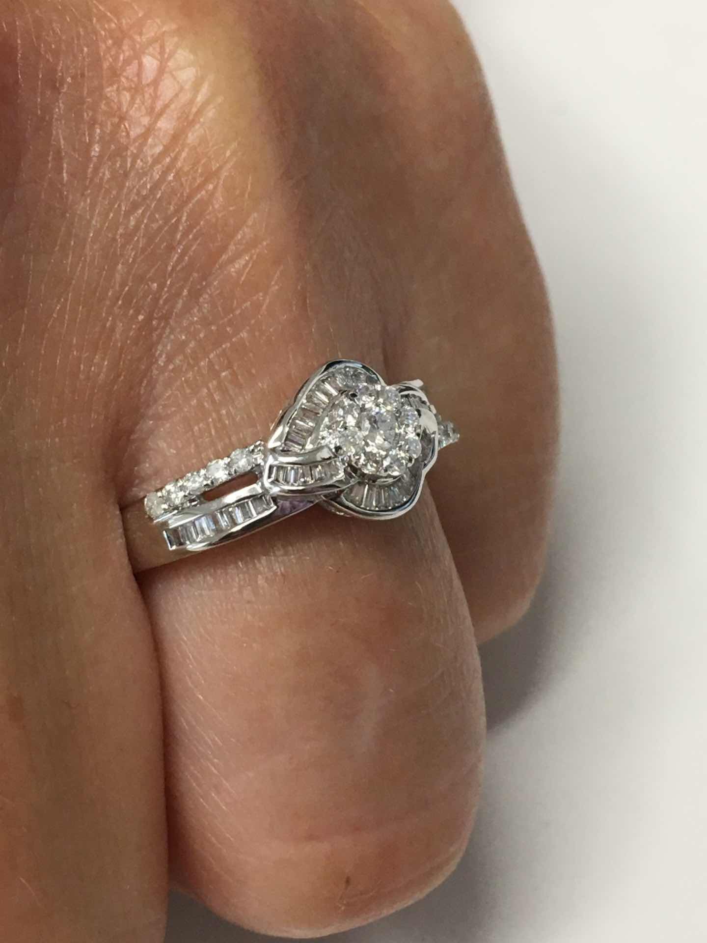 Anillo ISKENDER en oro blanco de 18 kts con brillantes y taipes - Roman Joyero
