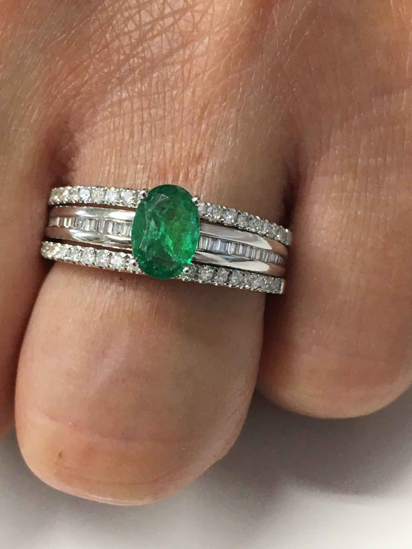 Anillo IRFAN en oro blanco con esmeralda, brillantes y baguettes