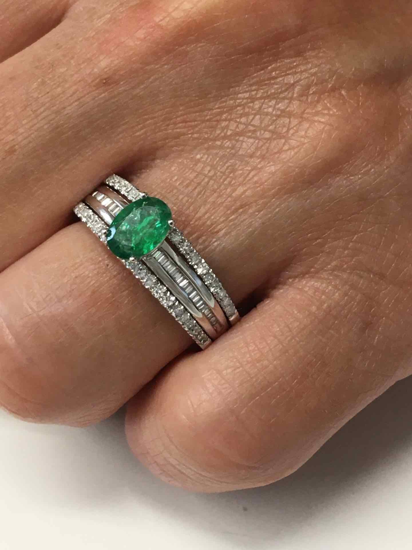 Anillo IRFAN en oro blanco con esmeralda, brillantes y baguettes