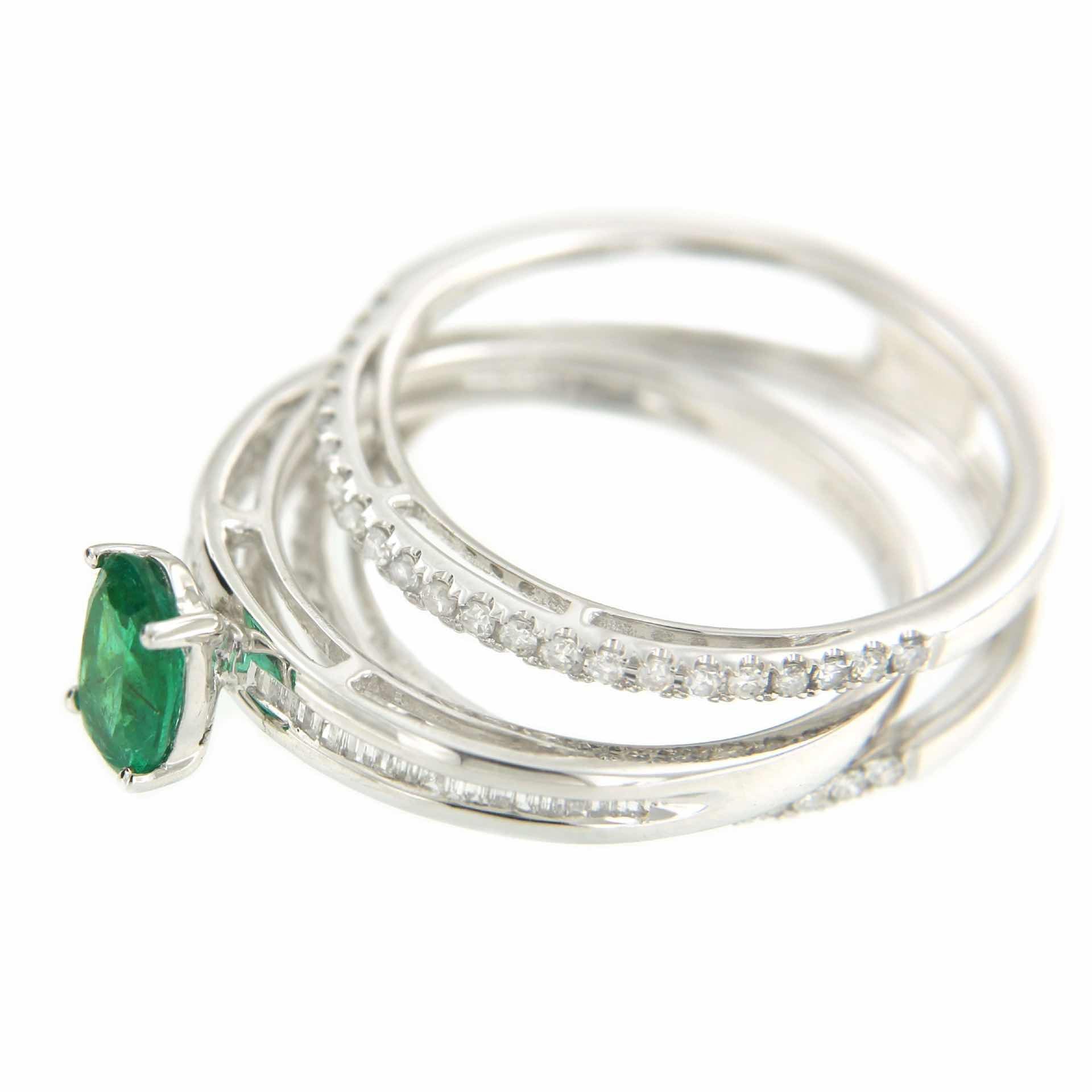 Anillo IRFAN en oro blanco con esmeralda, brillantes y baguettes