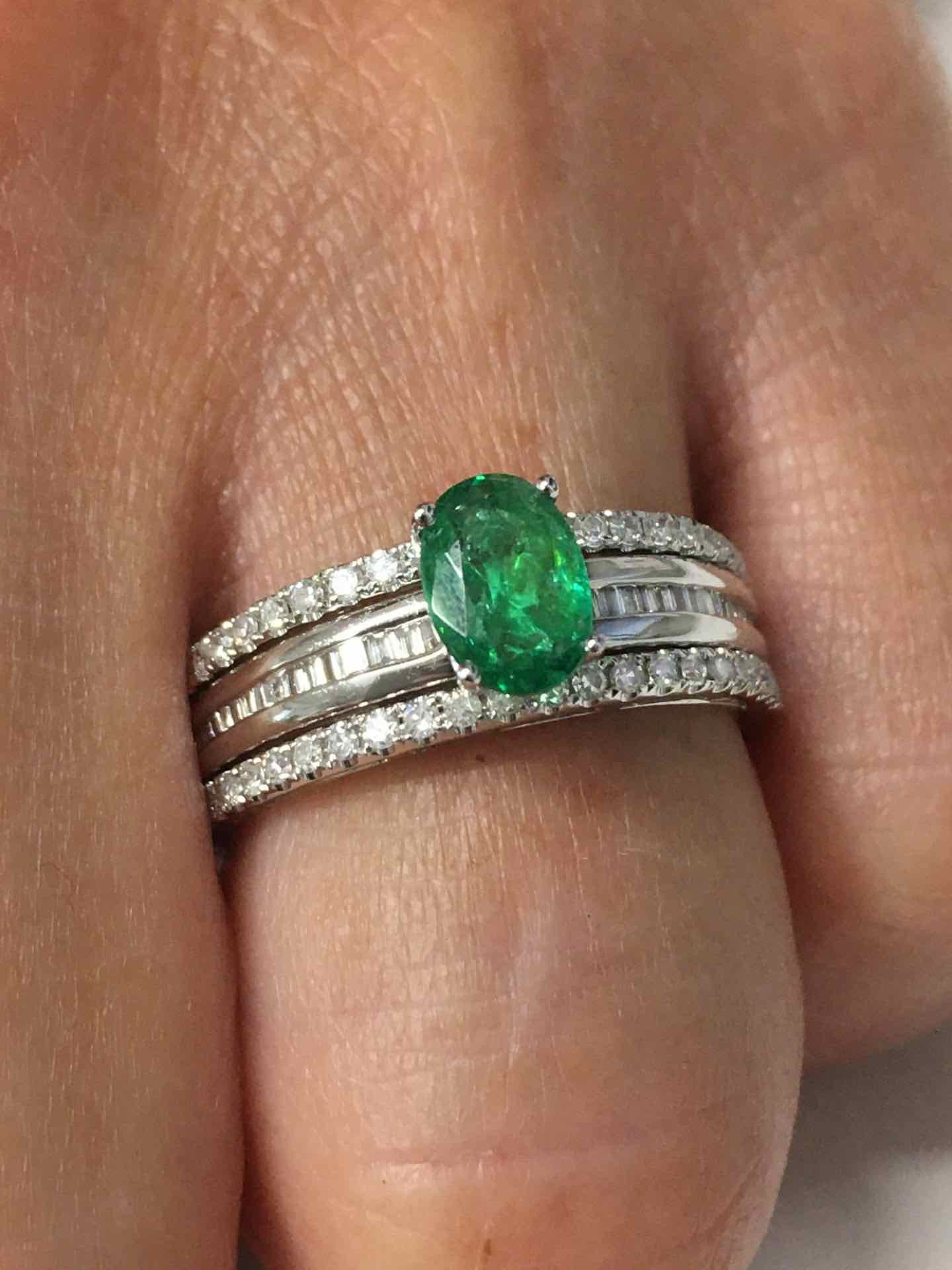 Anillo IRFAN en oro blanco con esmeralda, brillantes y baguettes