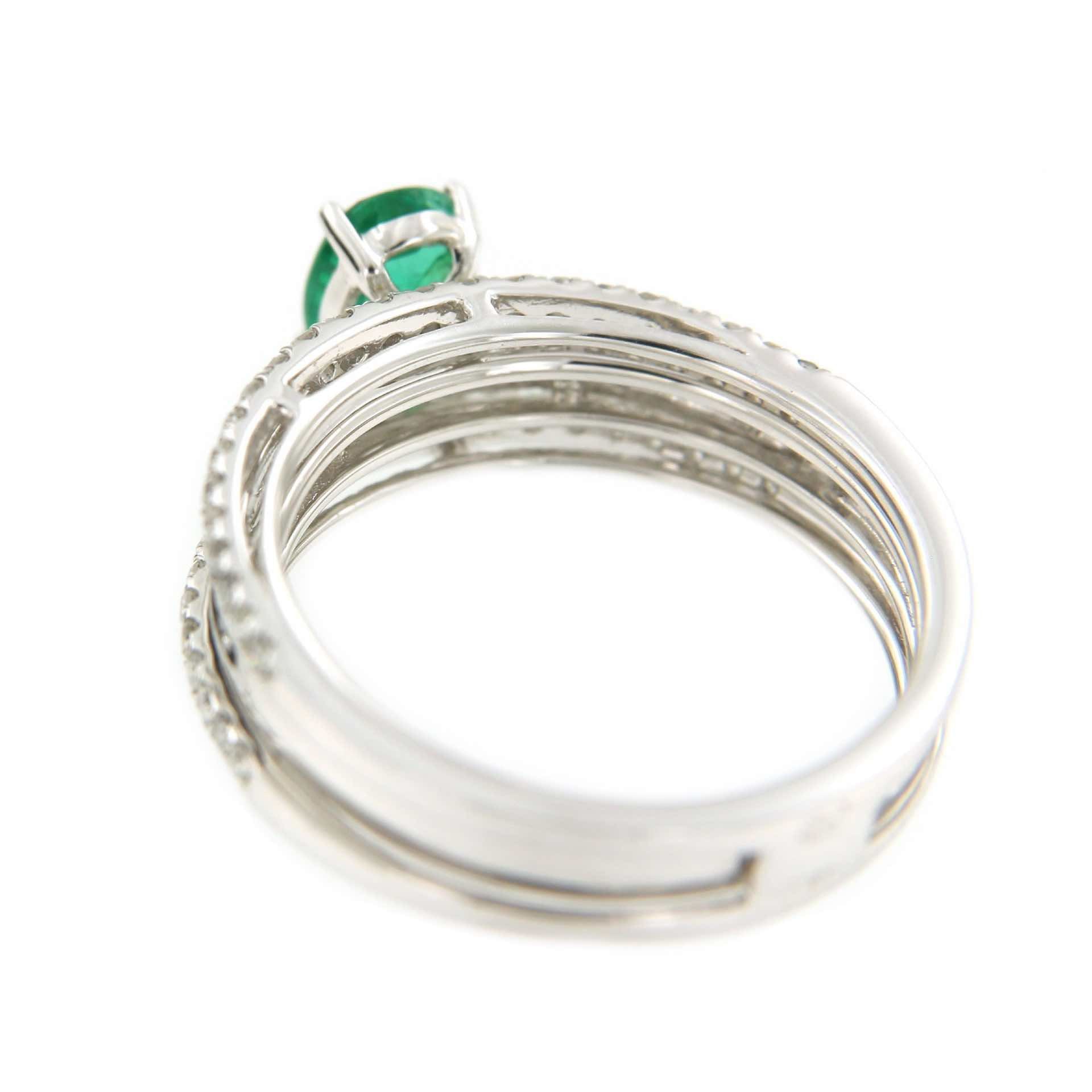 Anillo IRFAN en oro blanco con esmeralda, brillantes y baguettes