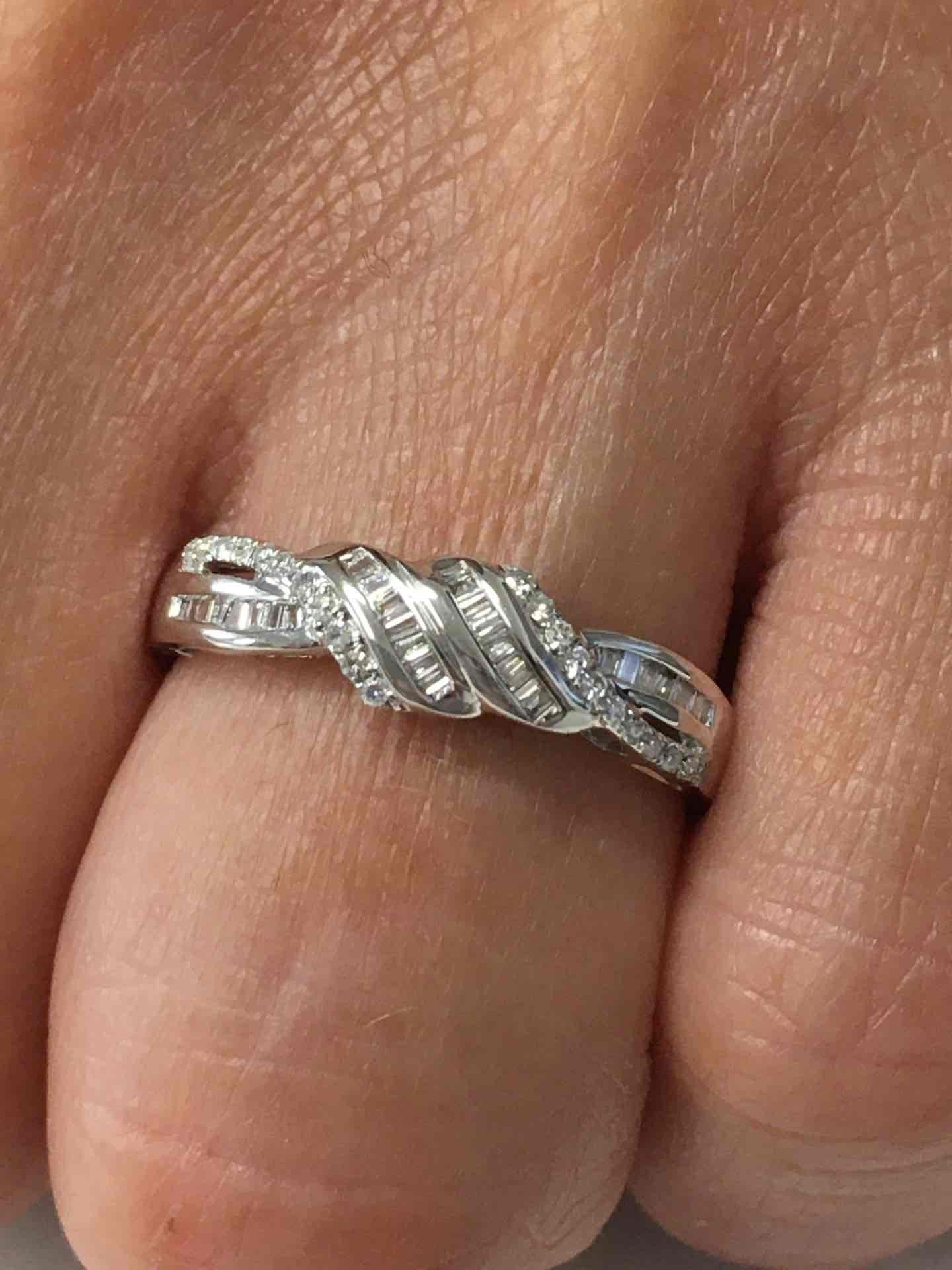 Anillo ILAY en oro blanco de 18 kts con brillantes y taipes - Roman Joyero