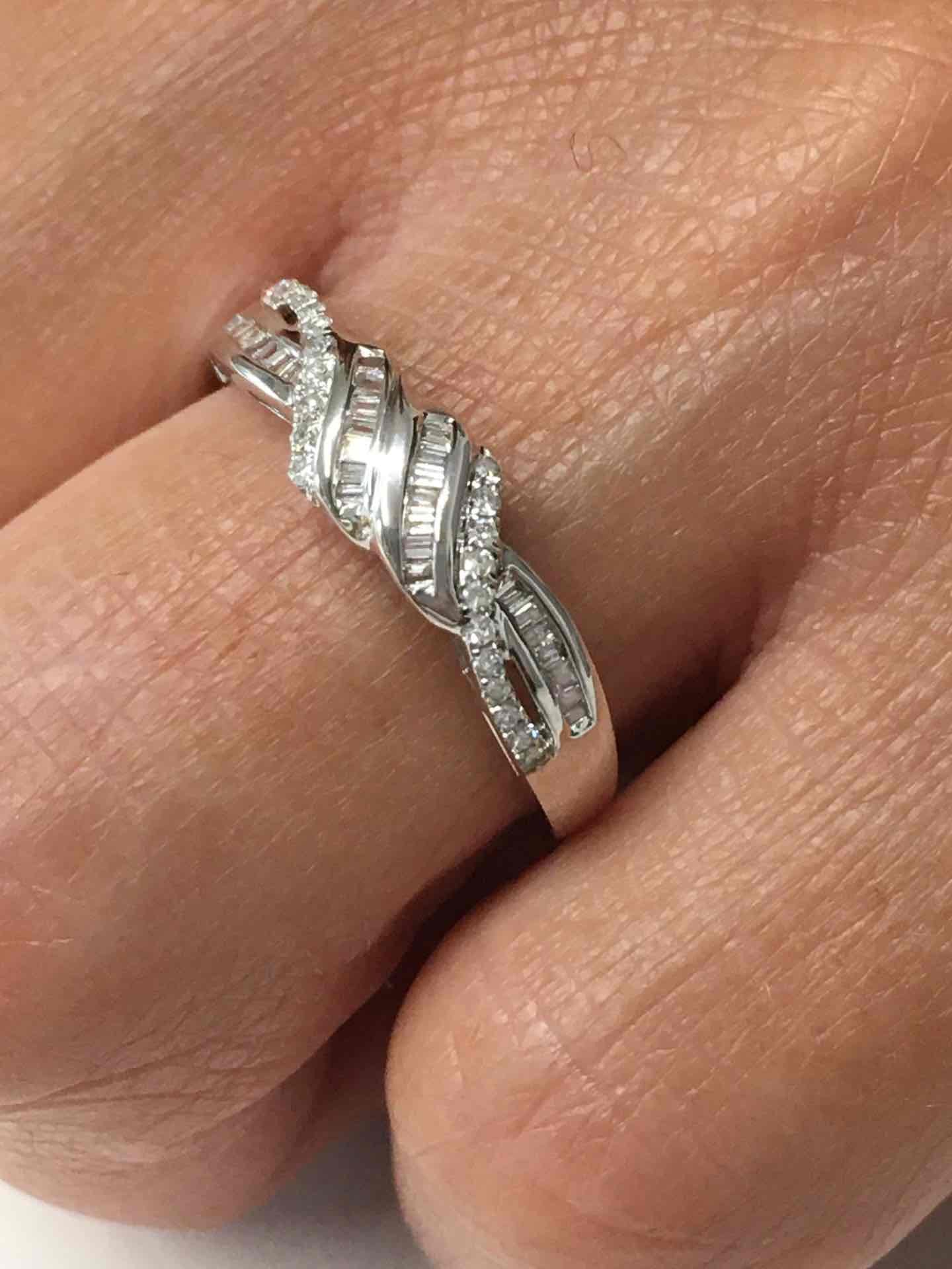 Anillo ILAY en oro blanco de 18 kts con brillantes y taipes - Roman Joyero