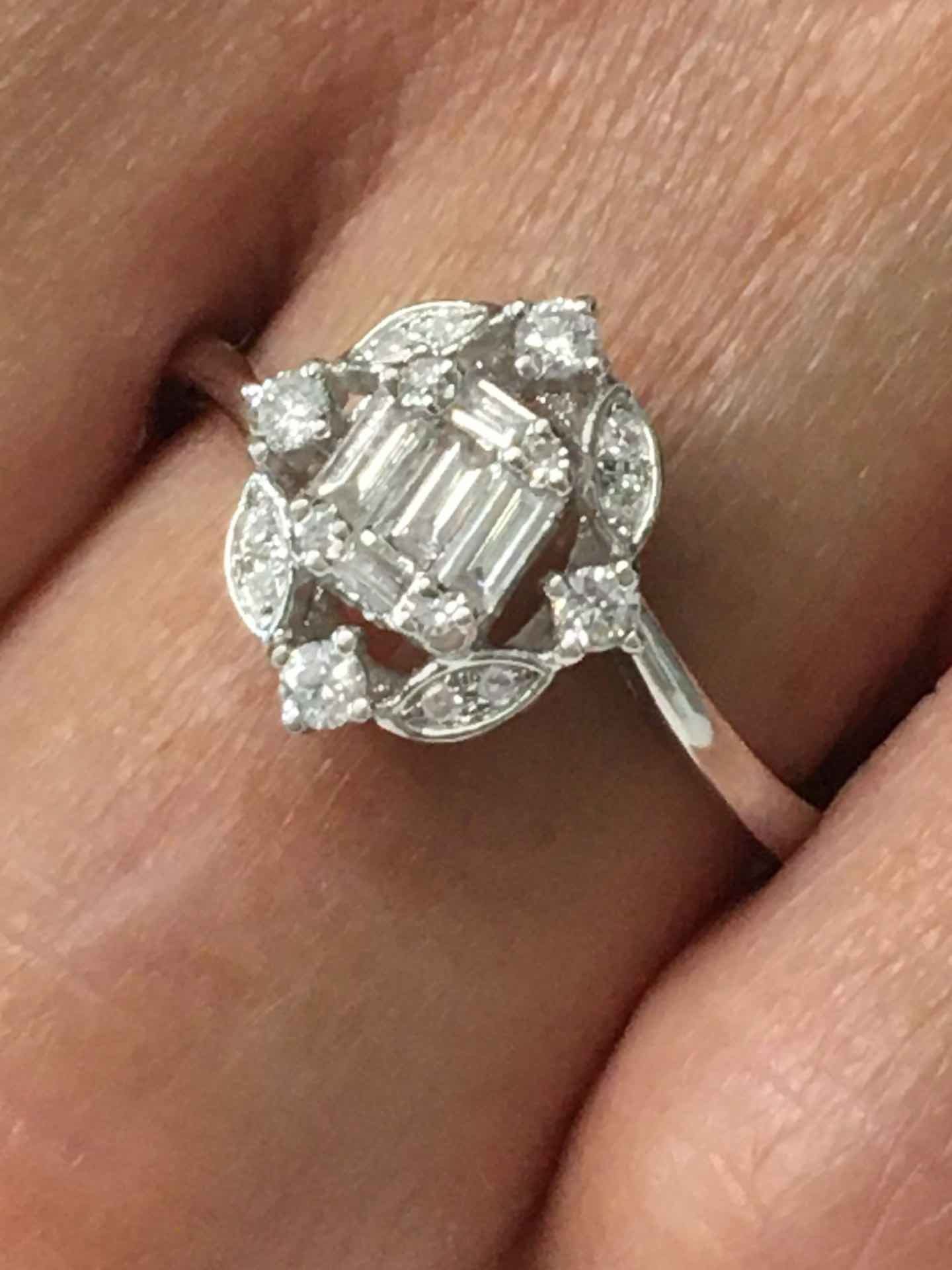 Anillo FINAN en oro blanco de 18 kts con brillantes y baguettes - Roman Joyero