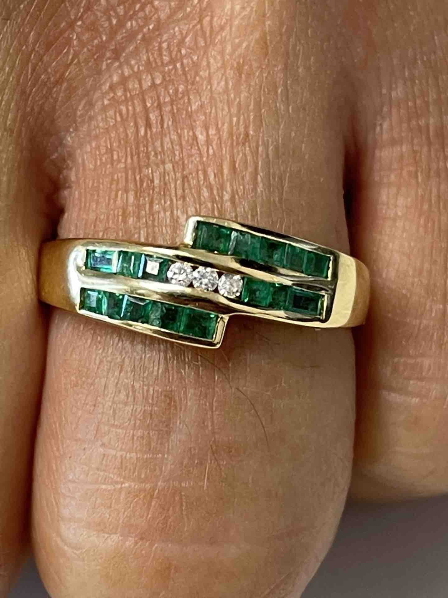 Anillo TARIK oro amarillo de 18 kts brillantes y rubíes