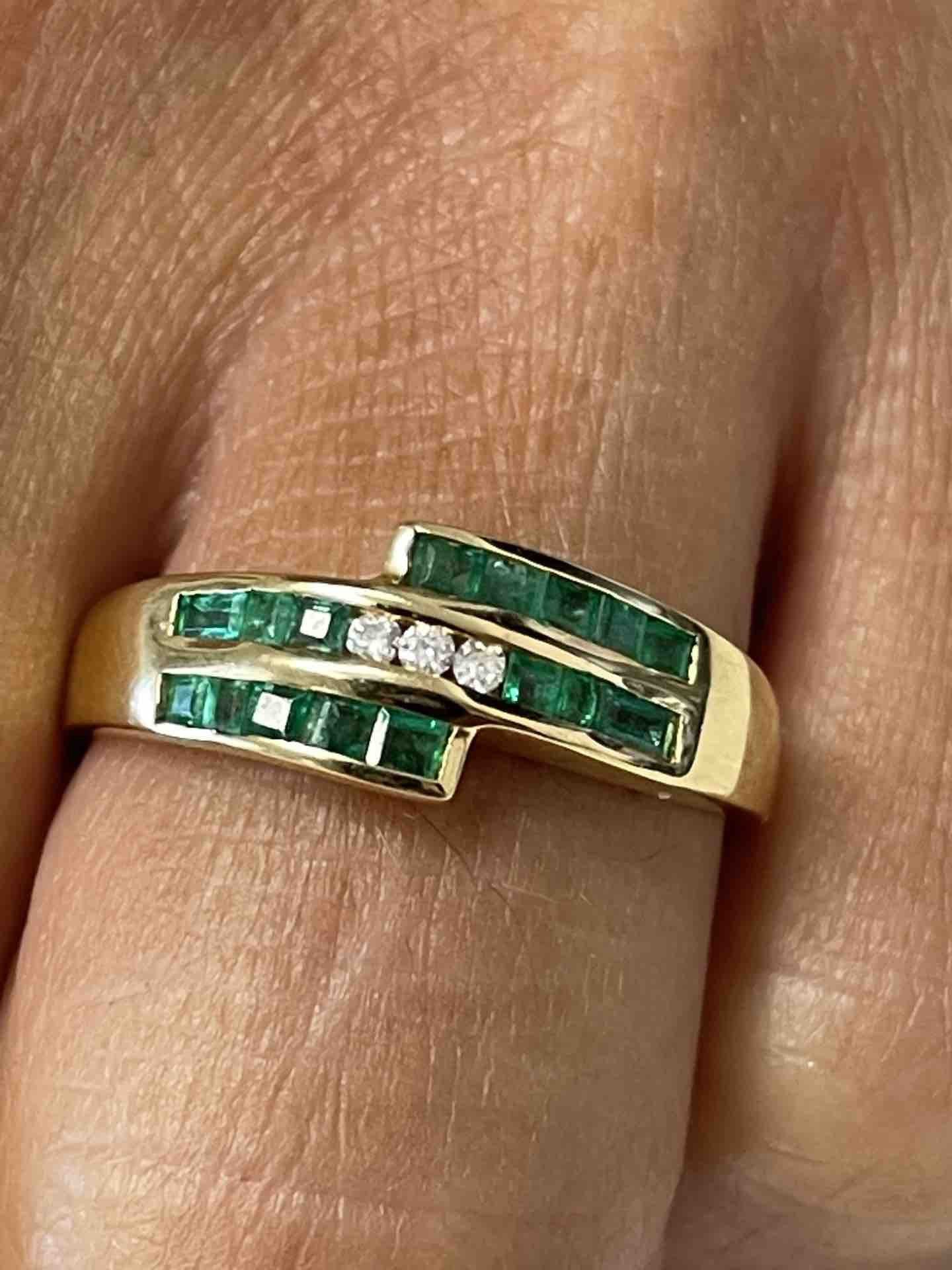 Anillo TARIK oro amarillo de 18 kts brillantes y rubíes