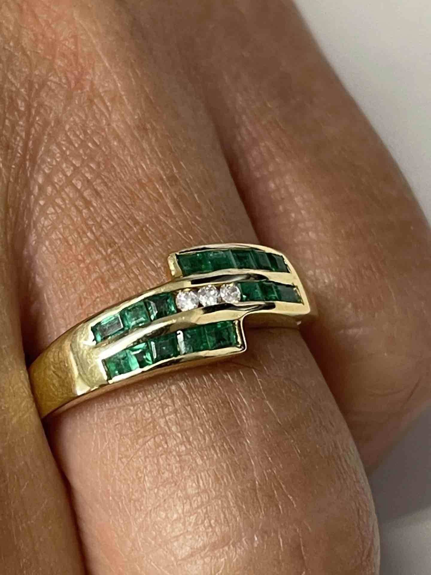 Anillo TARIK oro amarillo de 18 kts brillantes y rubíes