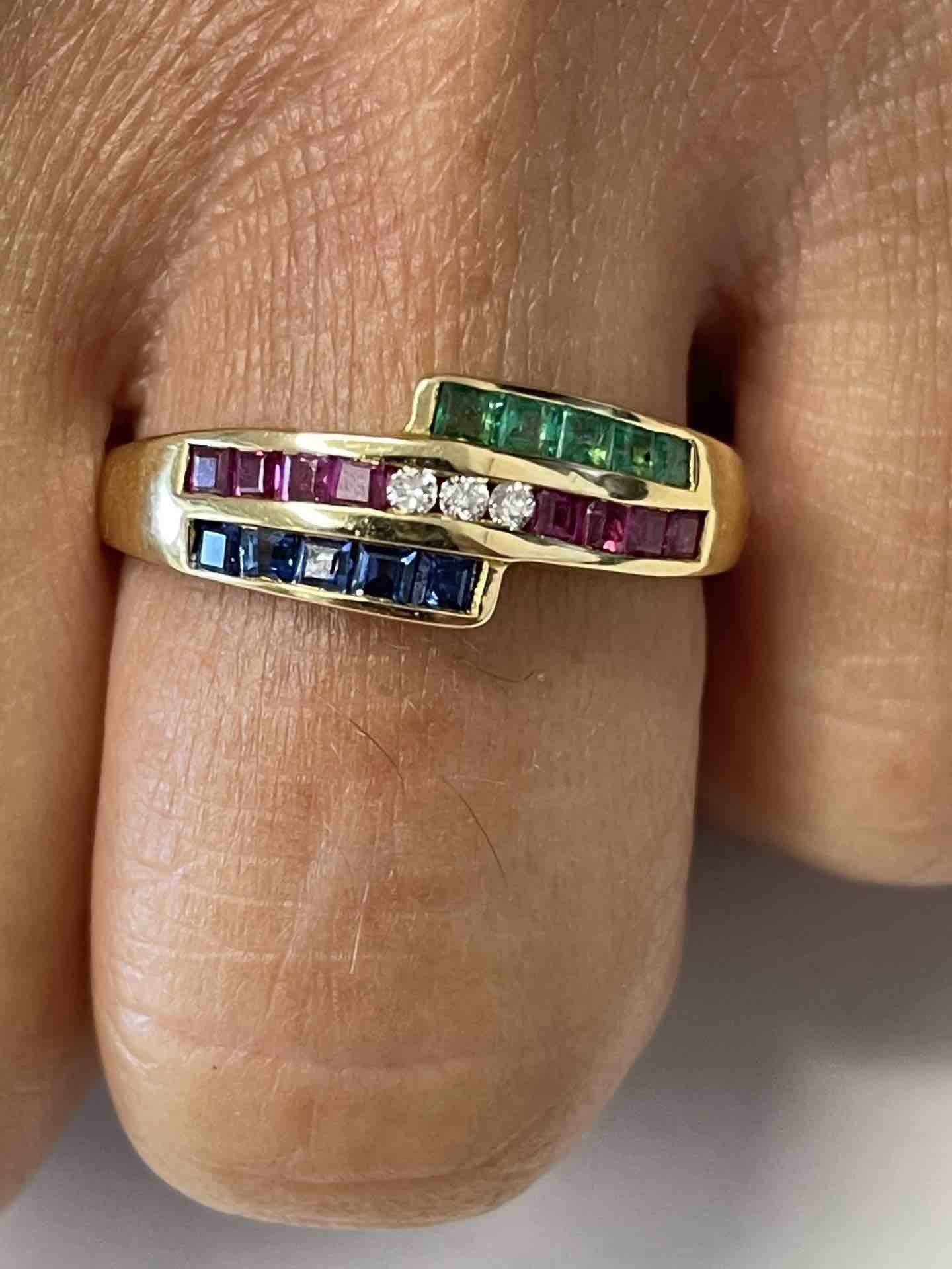 Anillo TARIK oro amarillo de 18 kts brillantes y rubíes