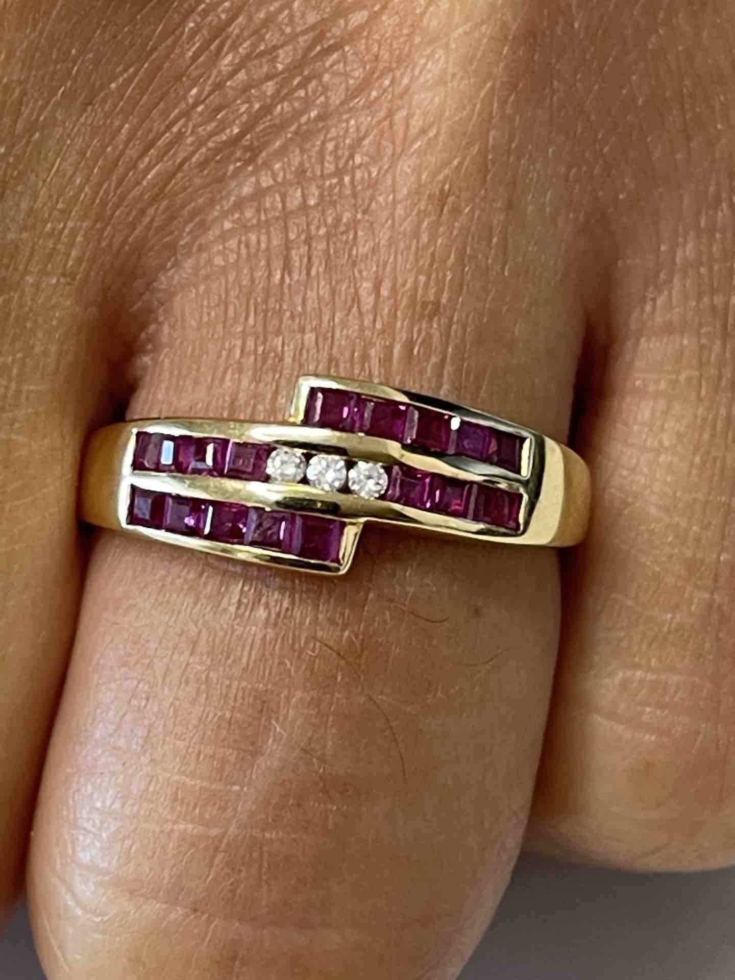 Anillo TARIK oro amarillo de 18 kts brillantes y rubíes