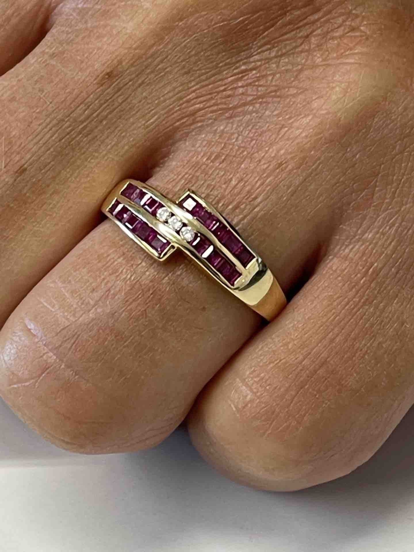 Anillo TARIK oro amarillo de 18 kts brillantes y rubíes