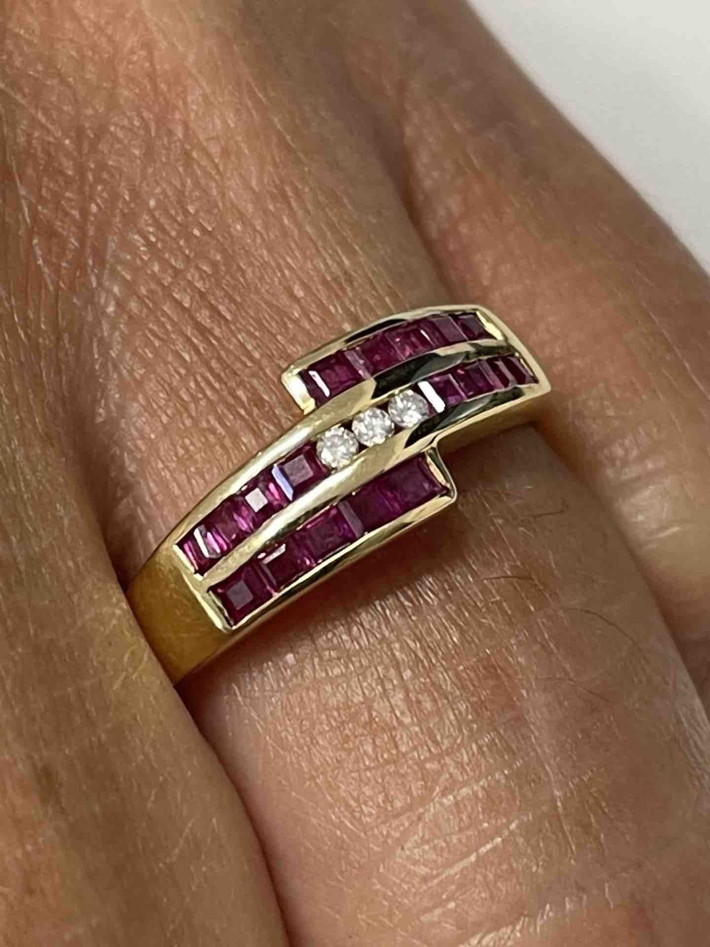 Anillo TARIK oro amarillo de 18 kts brillantes y rubíes