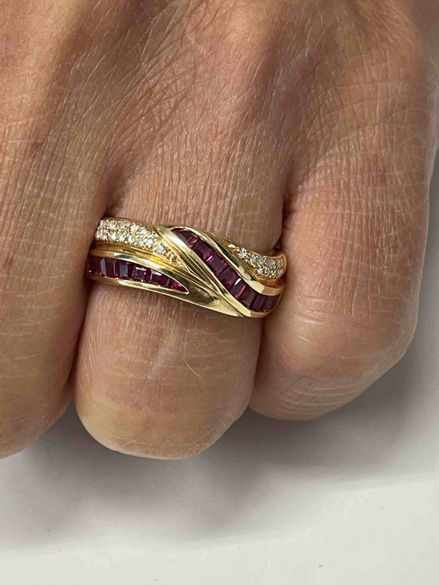 ALYA anillo oro amarillo de 18 kts brillantes y rubíes