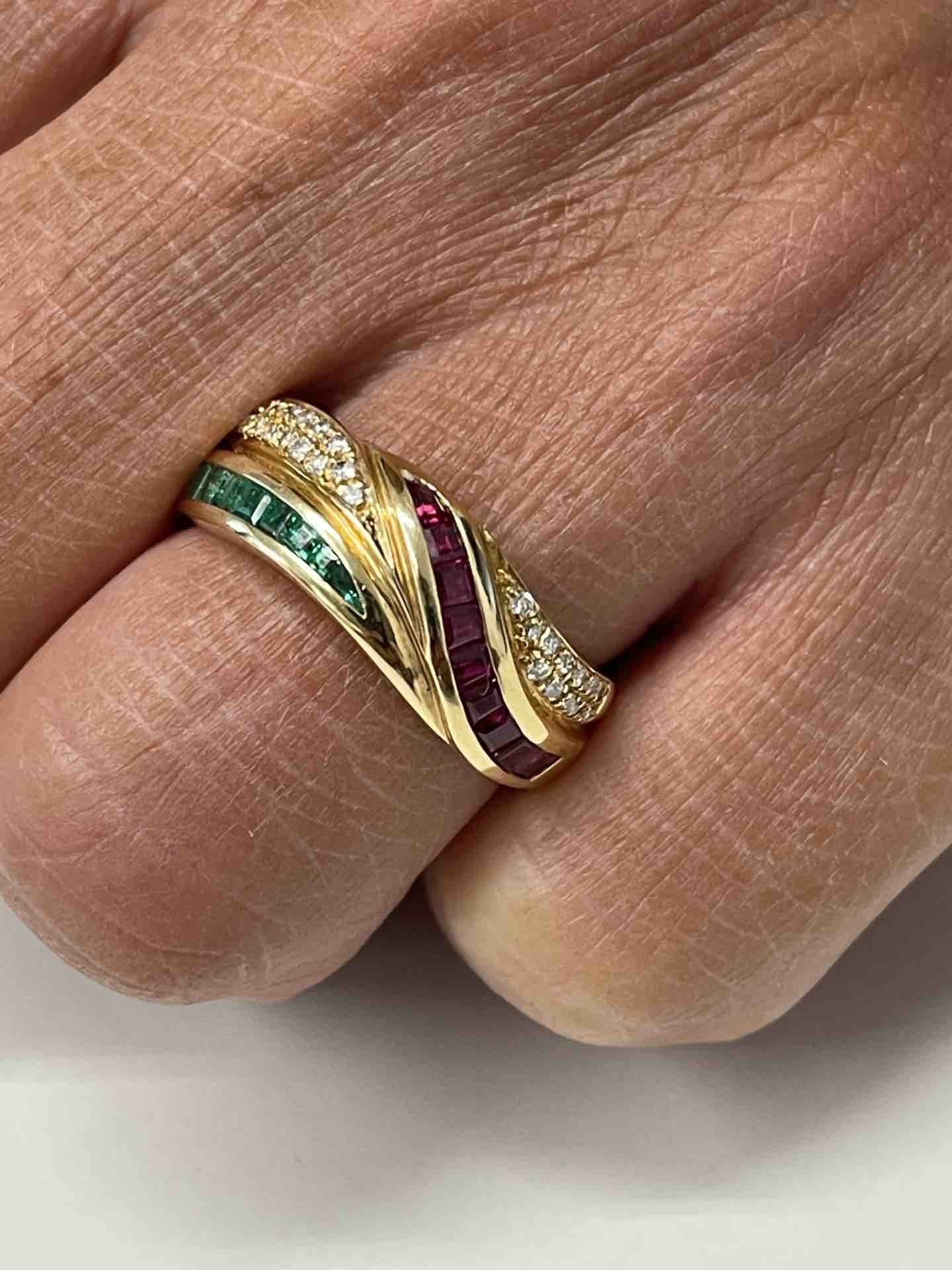 ALYA anillo oro amarillo de 18 kts brillantes y rubíes